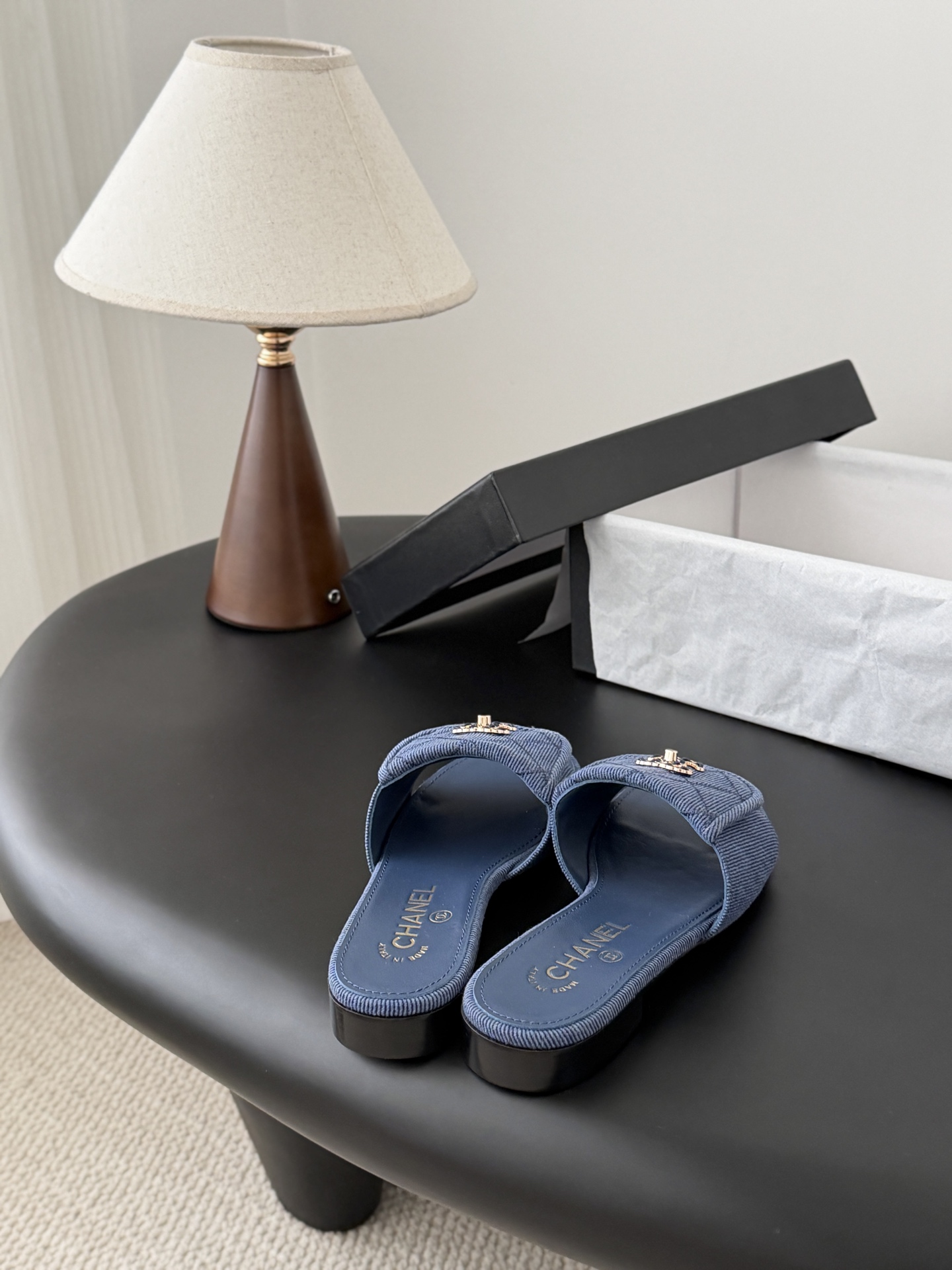 Chanel 26C新款书包扣拖鞋回归的经典书包扣设计 特别Vintage 复古味十足乐福鞋也长到了审美