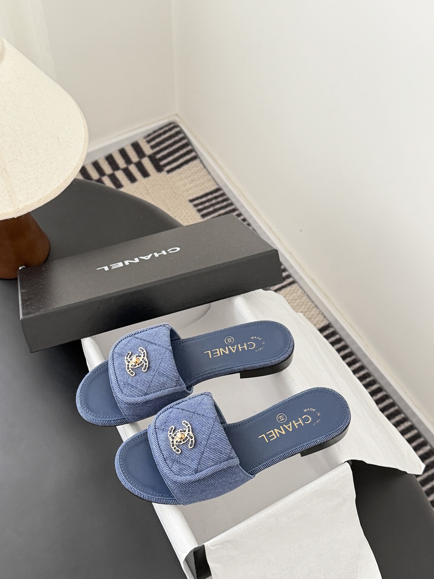 Chanel 26C新款书包扣拖鞋回归的经典书包扣设计 特别Vintage 复古味十足乐福鞋也长到了审美