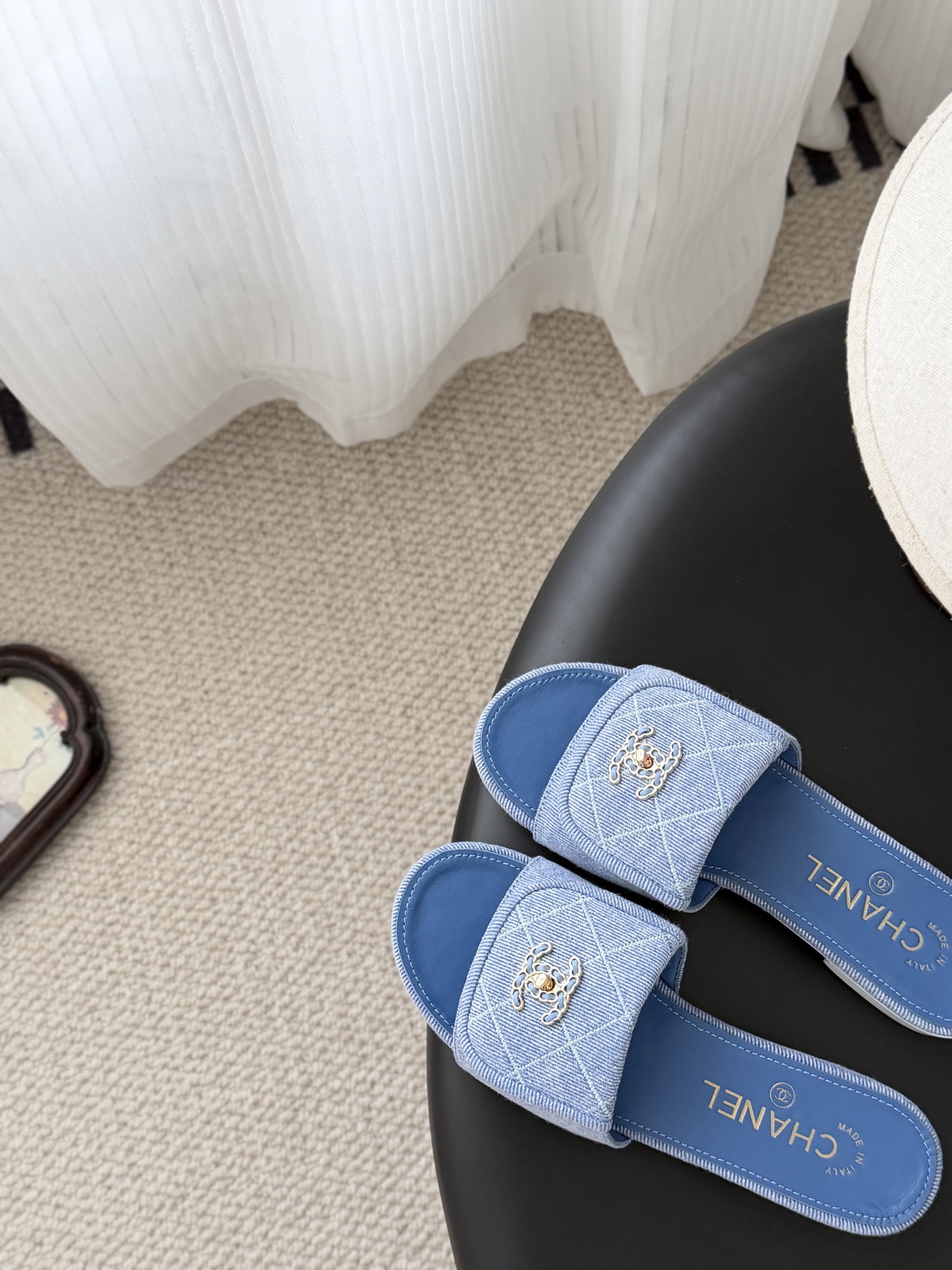 Chanel 26C新款书包扣拖鞋回归的经典书包扣设计 特别Vintage 复古味十足乐福鞋也长到了审美