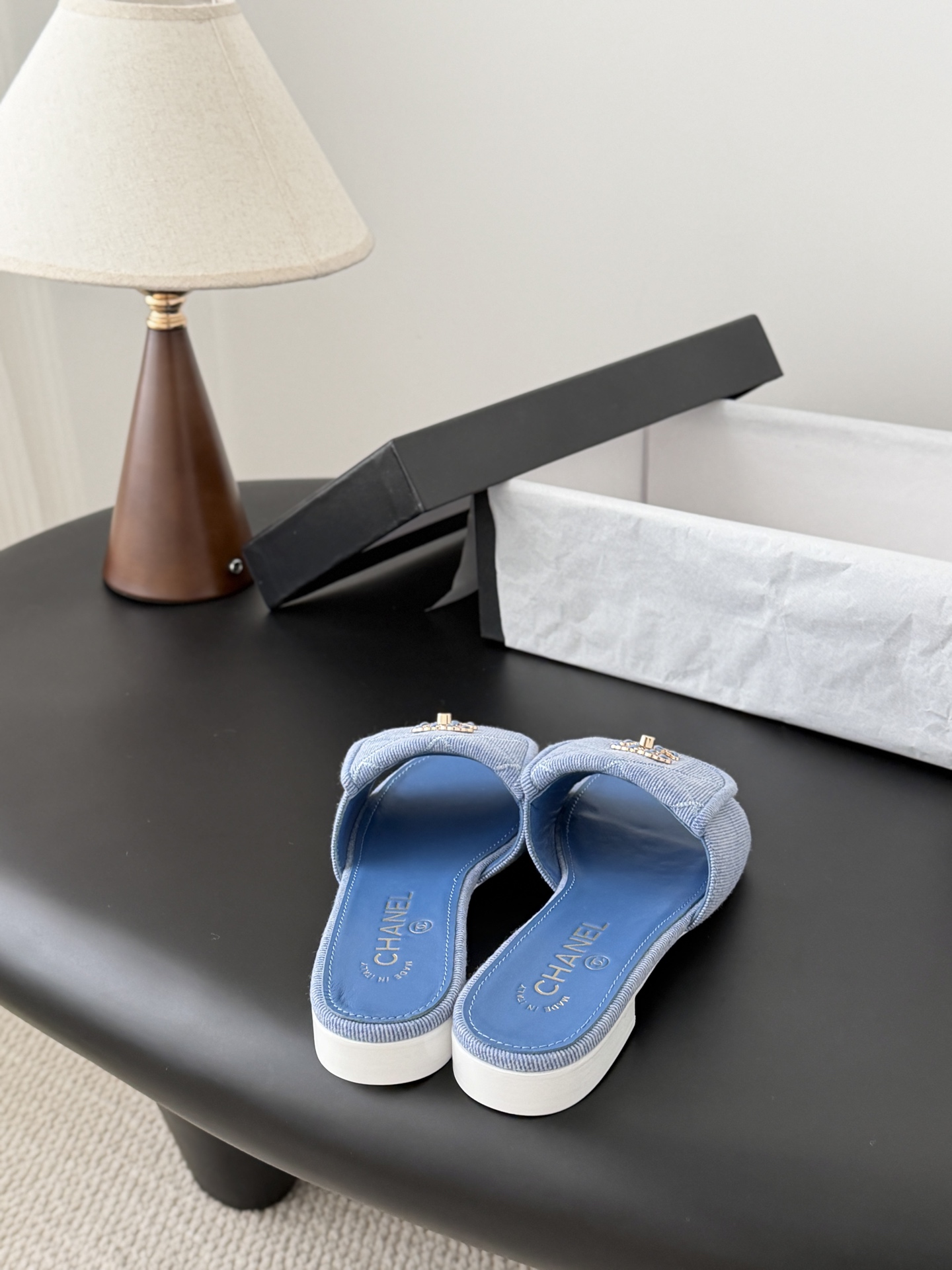 Chanel 26C新款书包扣拖鞋回归的经典书包扣设计 特别Vintage 复古味十足乐福鞋也长到了审美