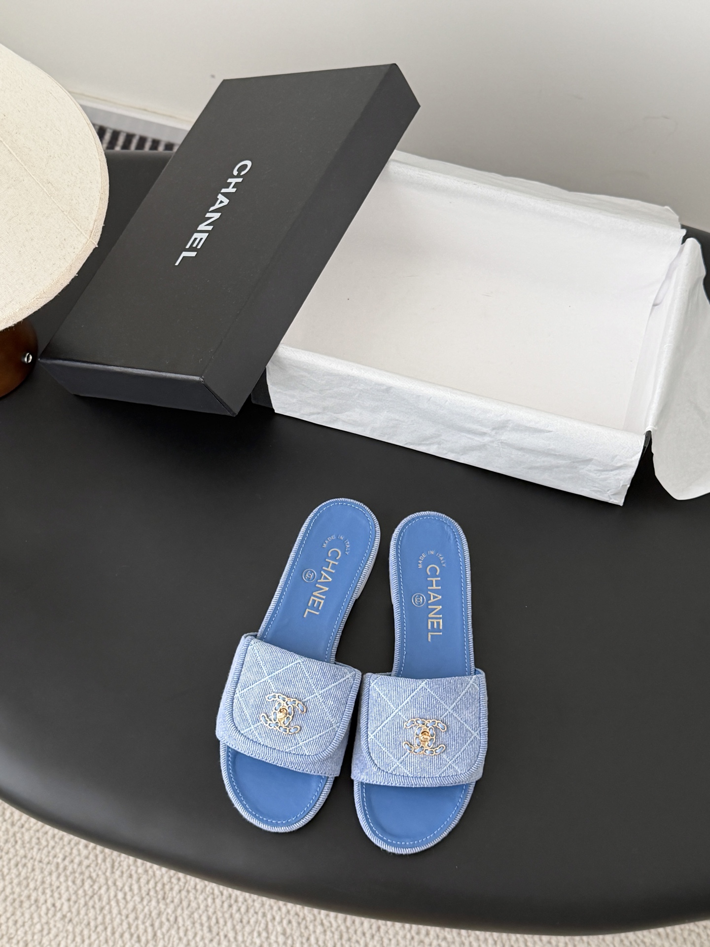 Chanel 26C新款书包扣拖鞋回归的经典书包扣设计 特别Vintage 复古味十足乐福鞋也长到了审美