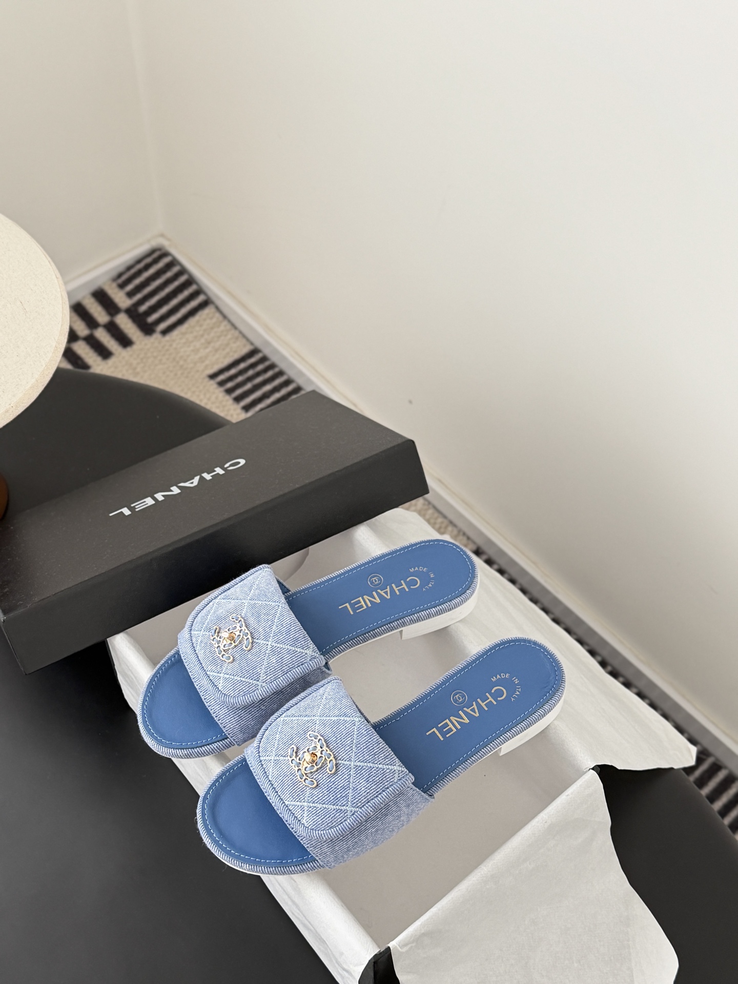 Chanel 26C新款书包扣拖鞋回归的经典书包扣设计 特别Vintage 复古味十足乐福鞋也长到了审美