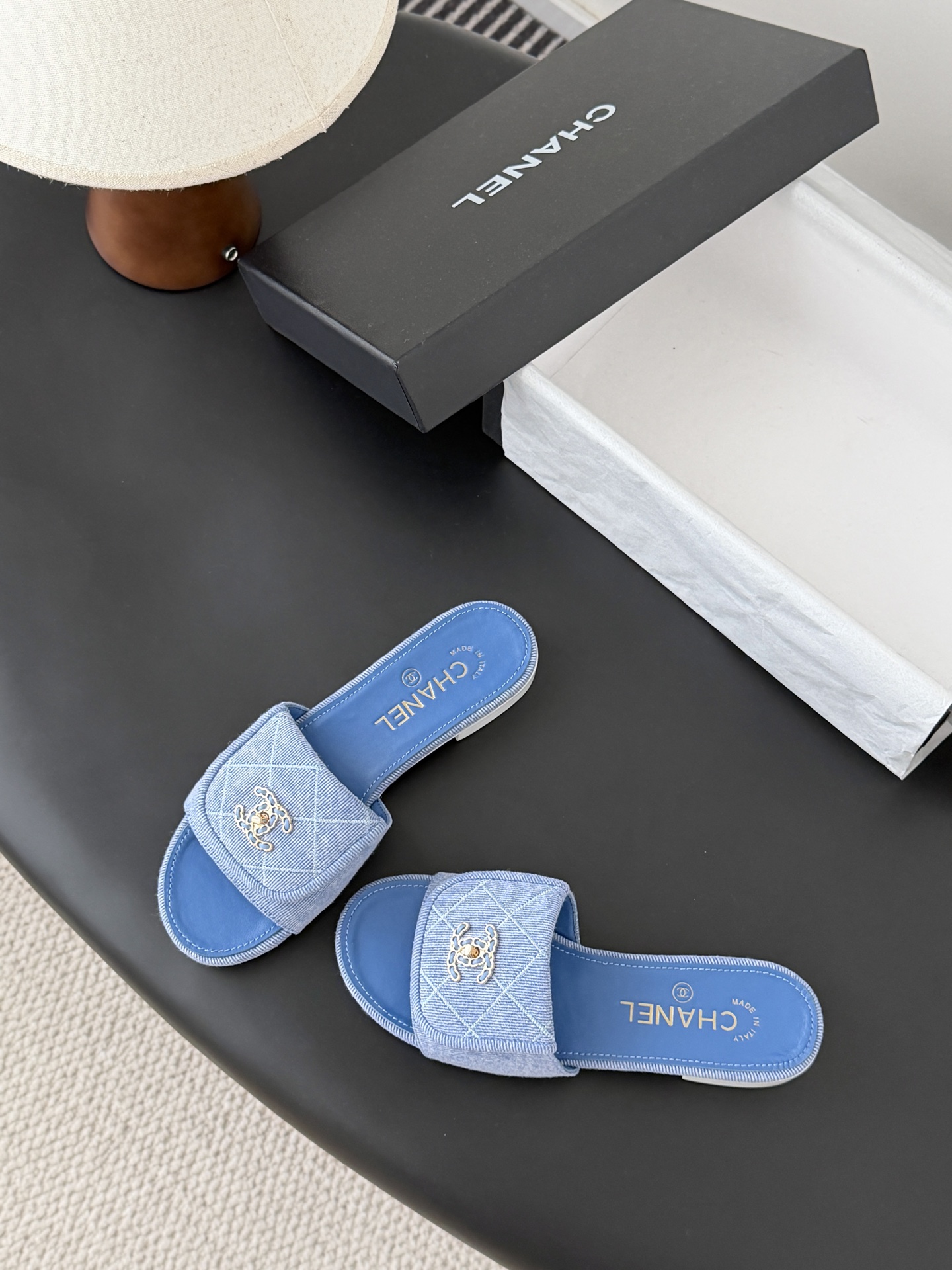 Chanel 26C新款书包扣拖鞋回归的经典书包扣设计 特别Vintage 复古味十足乐福鞋也长到了审美