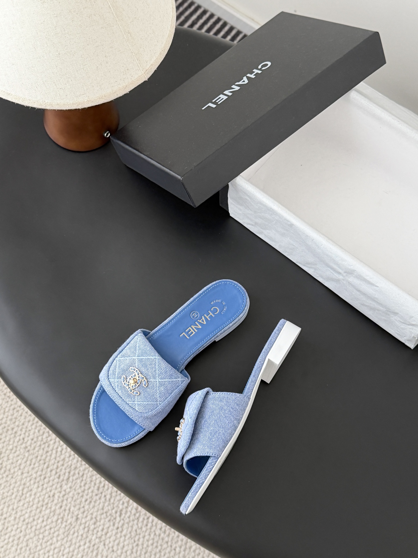 Chanel 26C新款书包扣拖鞋回归的经典书包扣设计 特别Vintage 复古味十足乐福鞋也长到了审美