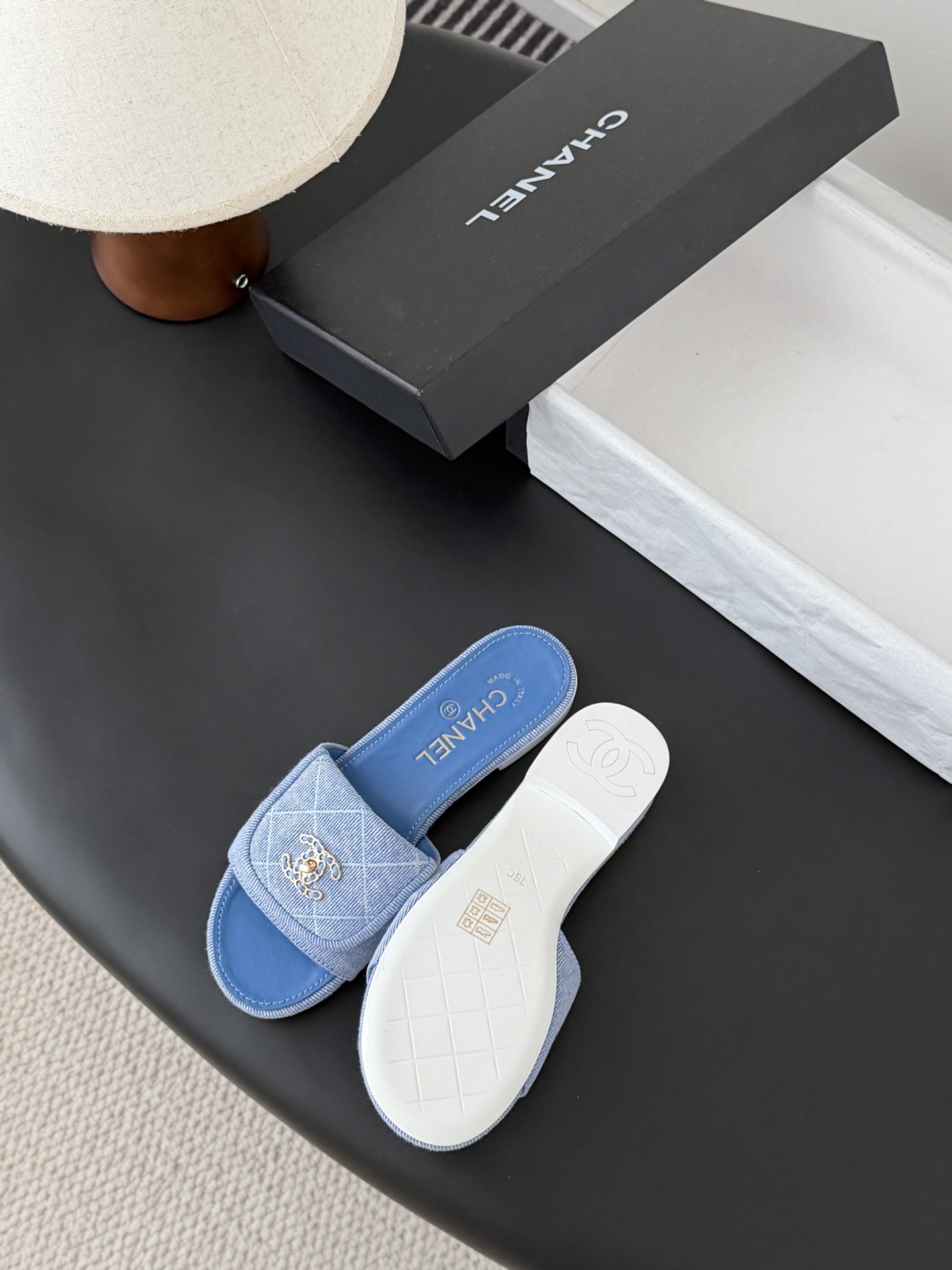 Chanel 26C新款书包扣拖鞋回归的经典书包扣设计 特别Vintage 复古味十足乐福鞋也长到了审美