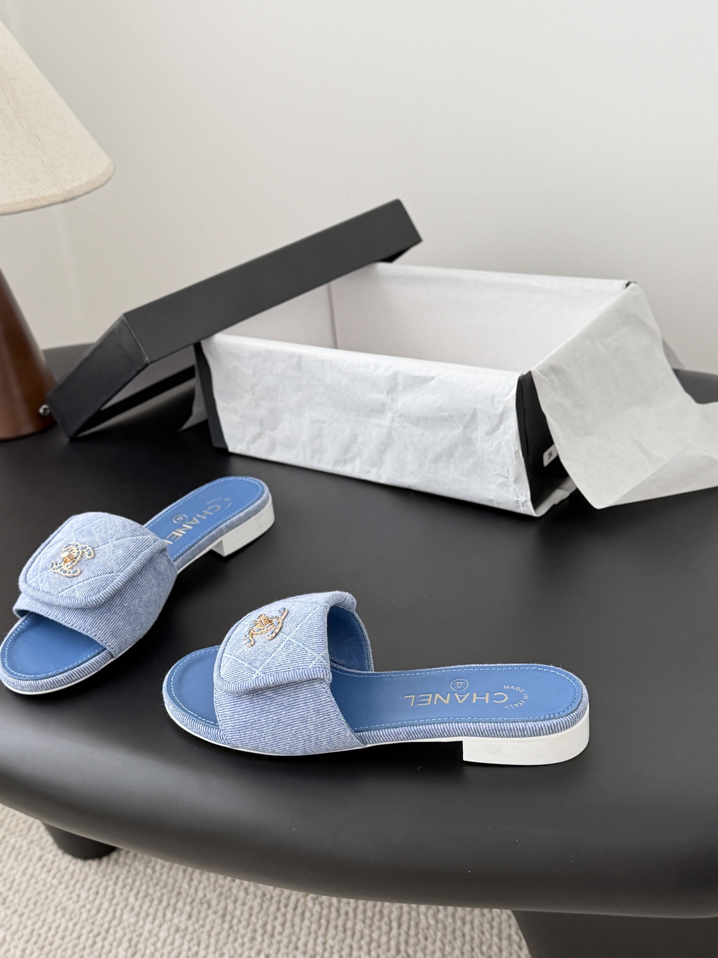 Chanel 26C新款书包扣拖鞋回归的经典书包扣设计 特别Vintage 复古味十足乐福鞋也长到了审美