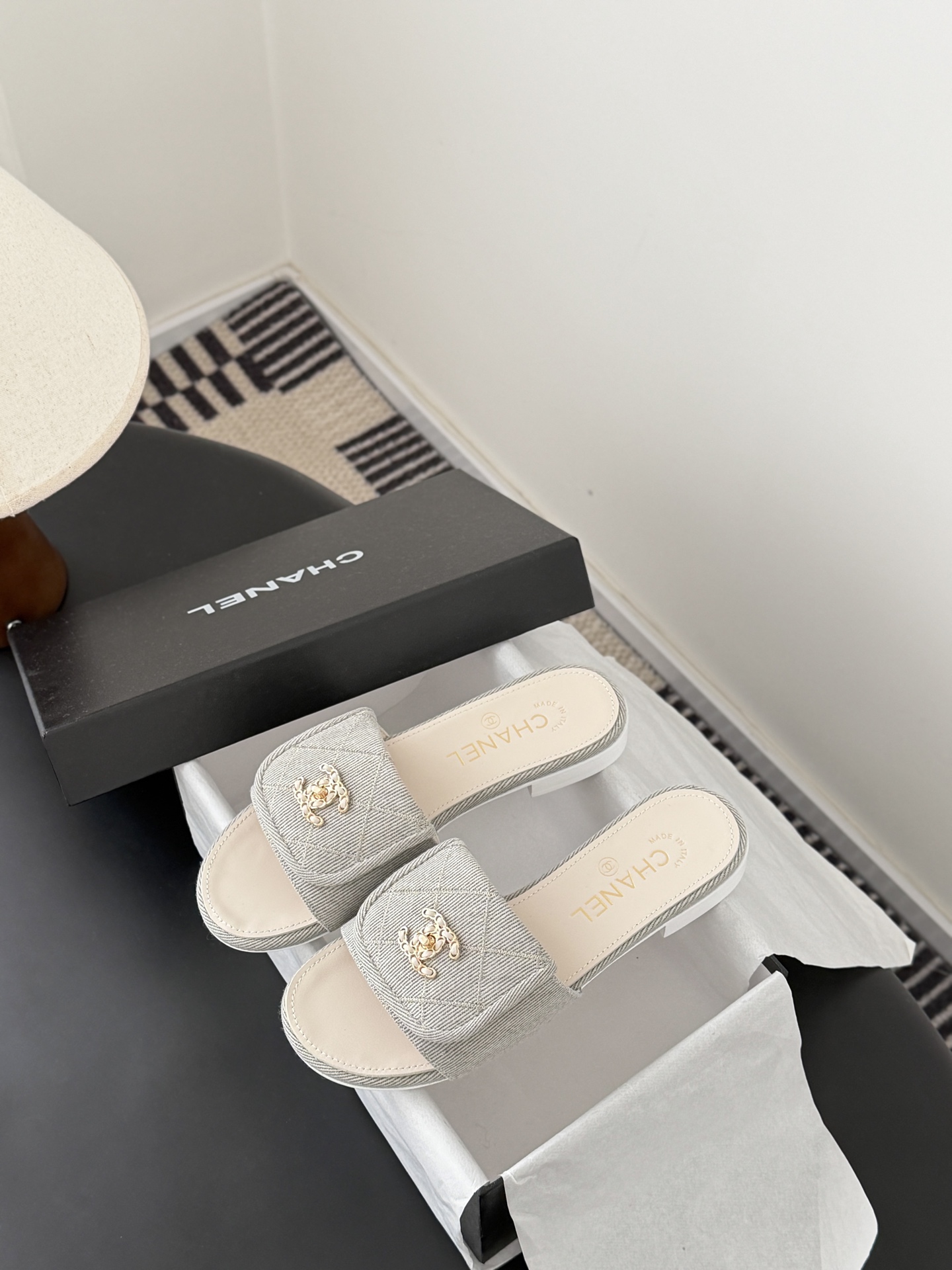 Chanel 26C新款书包扣拖鞋回归的经典书包扣设计 特别Vintage 复古味十足乐福鞋也长到了审美