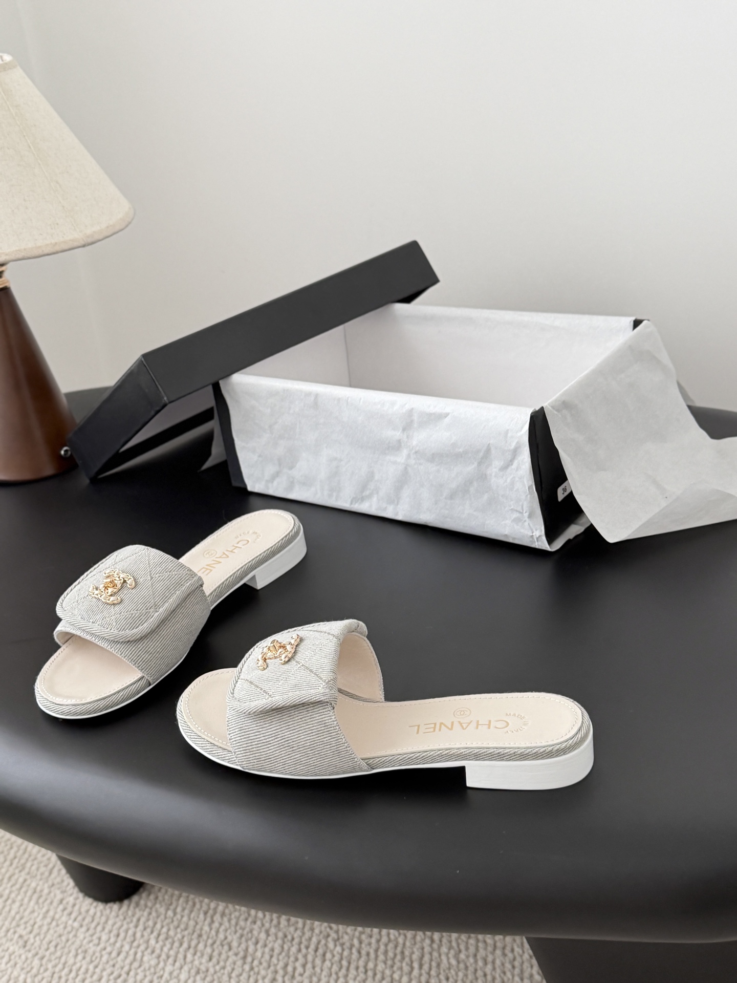 Chanel 26C新款书包扣拖鞋回归的经典书包扣设计 特别Vintage 复古味十足乐福鞋也长到了审美