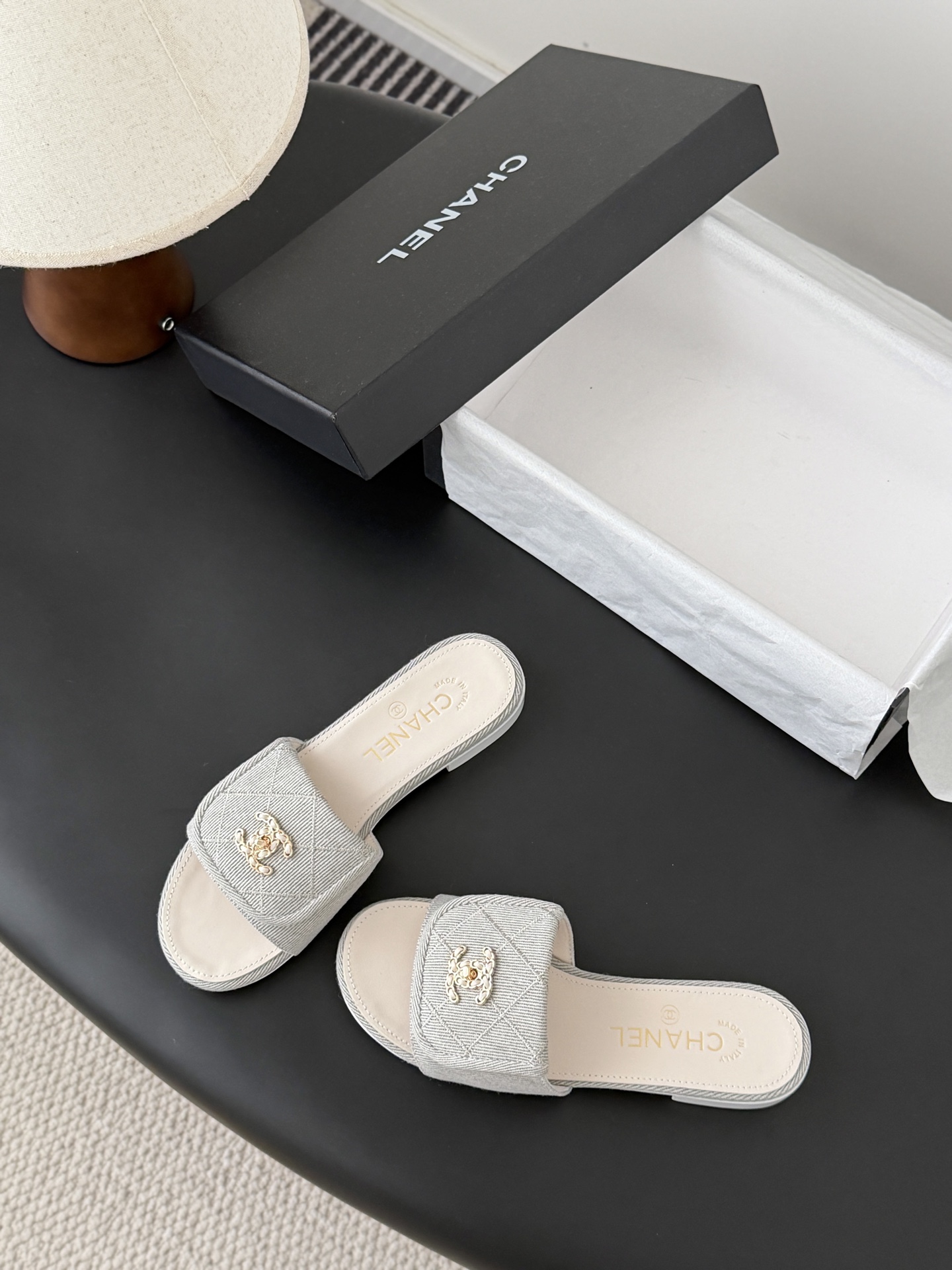 Chanel 26C新款书包扣拖鞋回归的经典书包扣设计 特别Vintage 复古味十足乐福鞋也长到了审美
