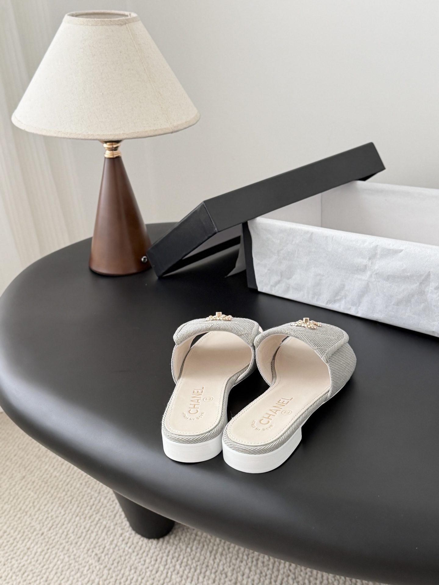 Chanel 26C新款书包扣拖鞋回归的经典书包扣设计 特别Vintage 复古味十足乐福鞋也长到了审美