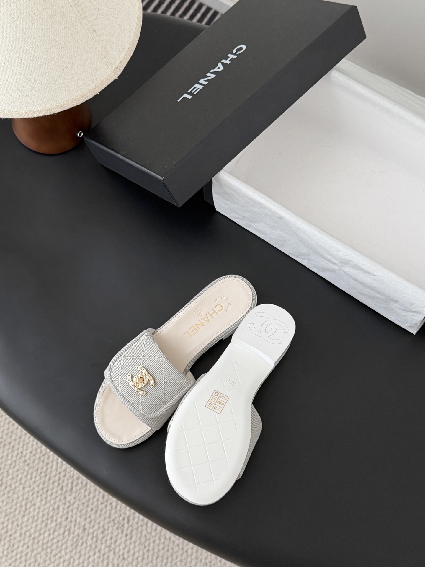 Chanel 26C新款书包扣拖鞋回归的经典书包扣设计 特别Vintage 复古味十足乐福鞋也长到了审美
