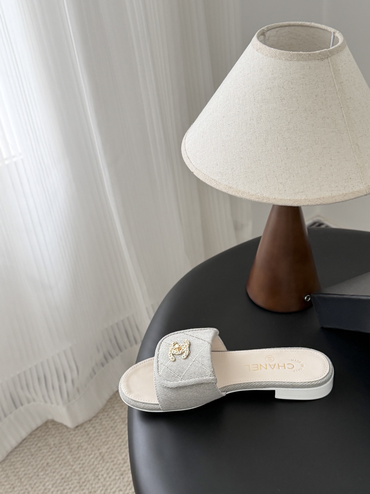 Chanel 26C新款书包扣拖鞋回归的经典书包扣设计 特别Vintage 复古味十足乐福鞋也长到了审美