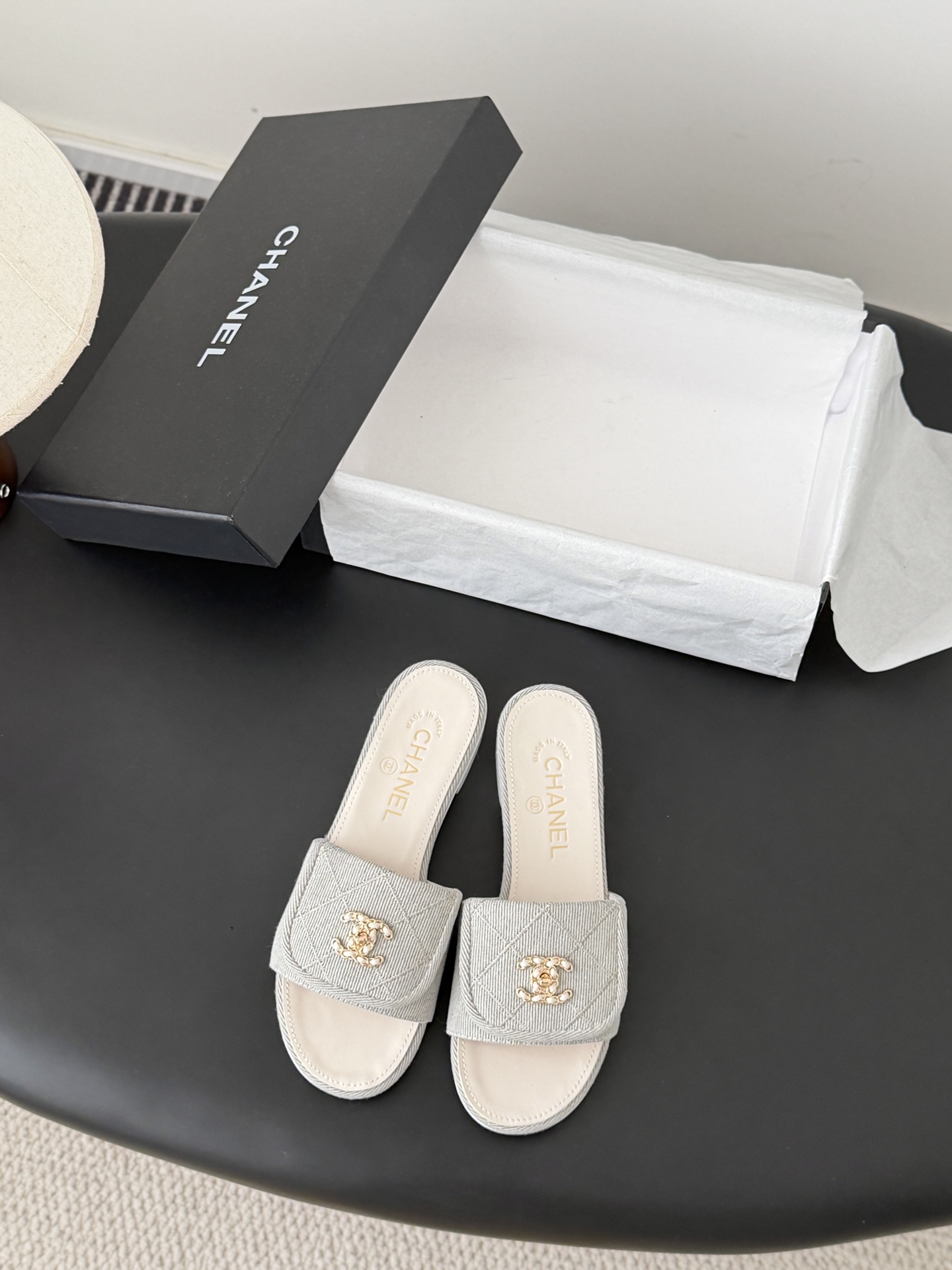 Chanel 26C新款书包扣拖鞋回归的经典书包扣设计 特别Vintage 复古味十足乐福鞋也长到了审美