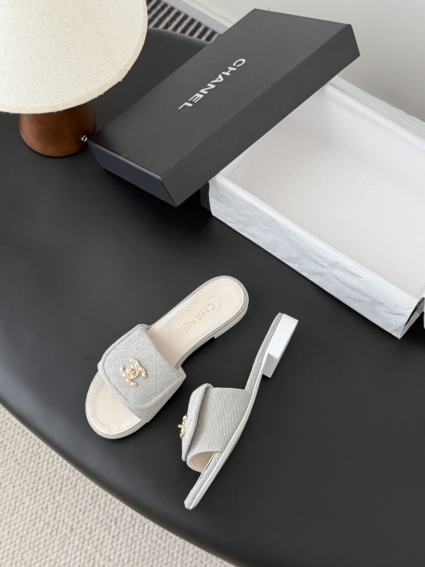 Chanel 26C新款书包扣拖鞋回归的经典书包扣设计 特别Vintage 复古味十足乐福鞋也长到了审美