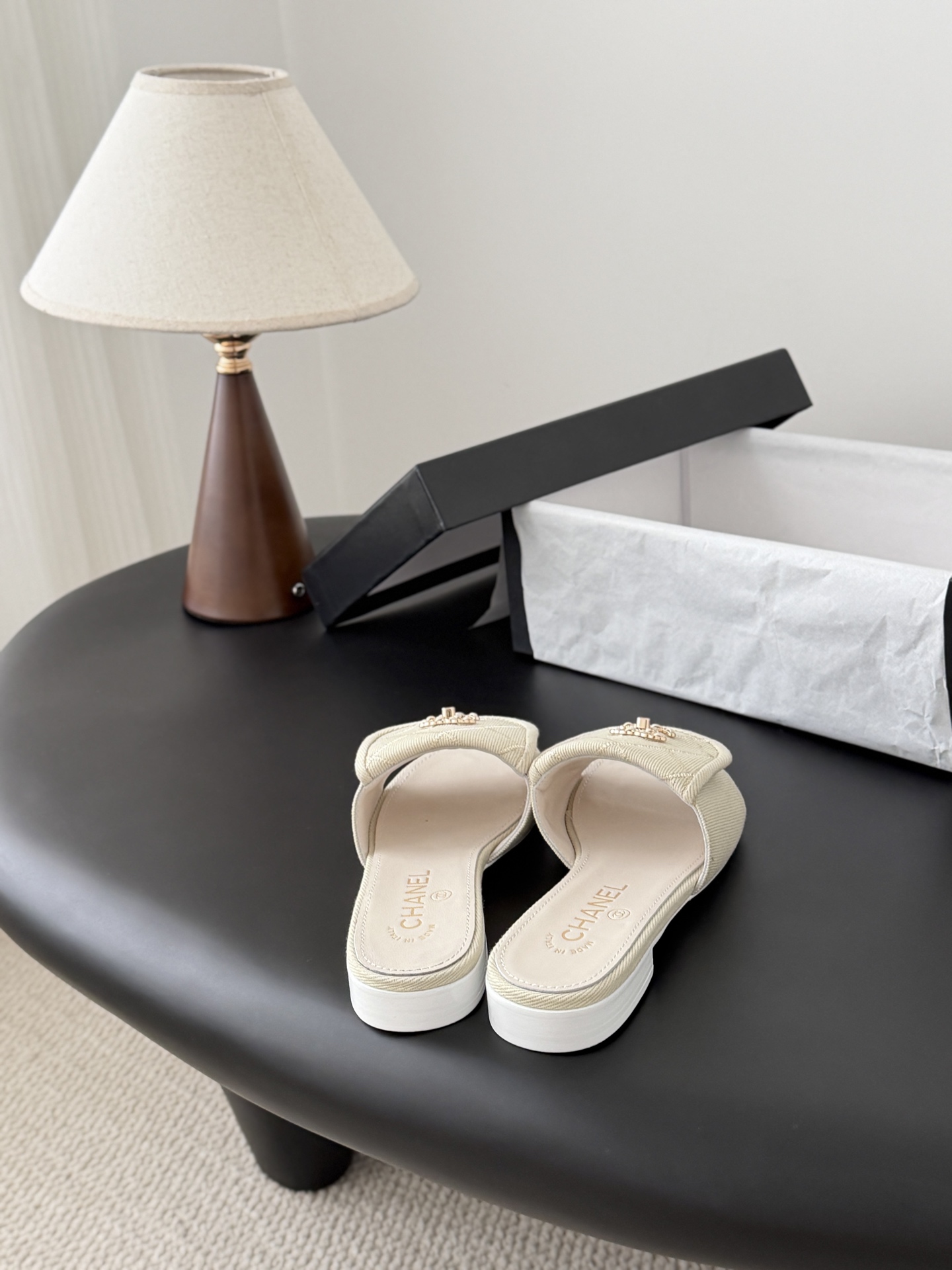 Chanel 26C新款书包扣拖鞋回归的经典书包扣设计 特别Vintage 复古味十足乐福鞋也长到了审美