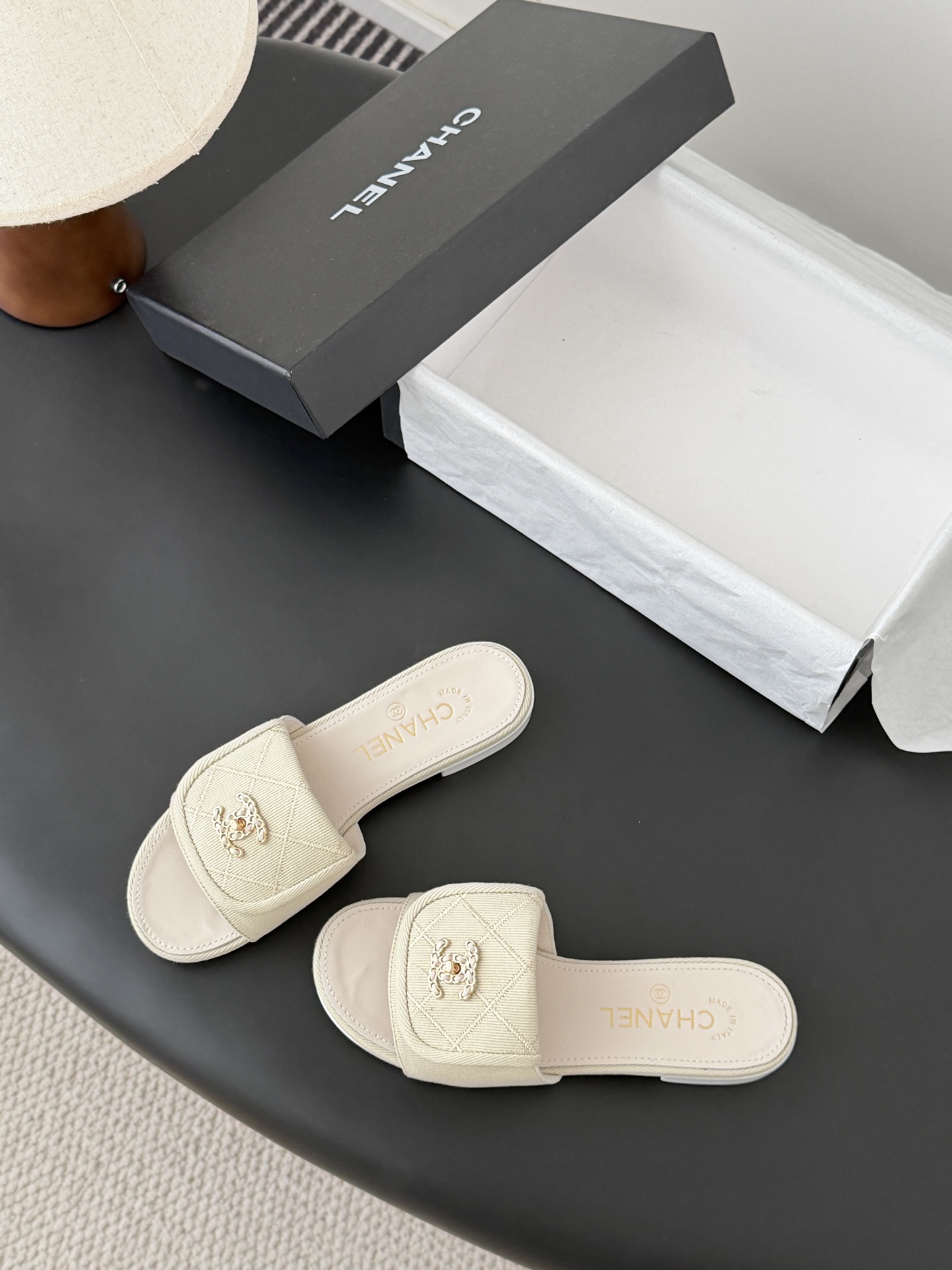 Chanel 26C新款书包扣拖鞋回归的经典书包扣设计 特别Vintage 复古味十足乐福鞋也长到了审美