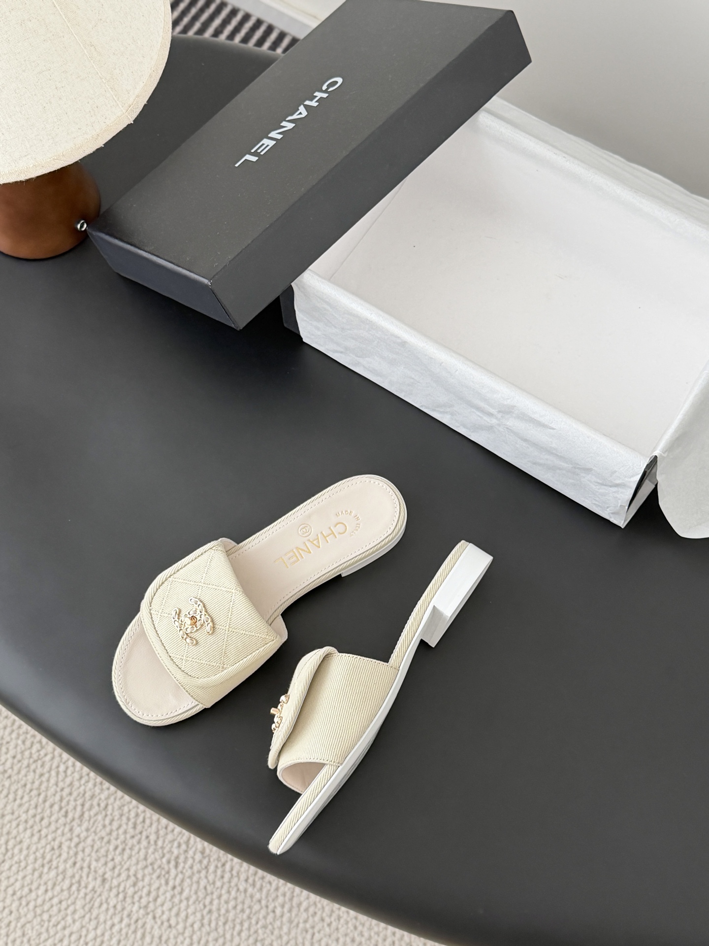 Chanel 26C新款书包扣拖鞋回归的经典书包扣设计 特别Vintage 复古味十足乐福鞋也长到了审美