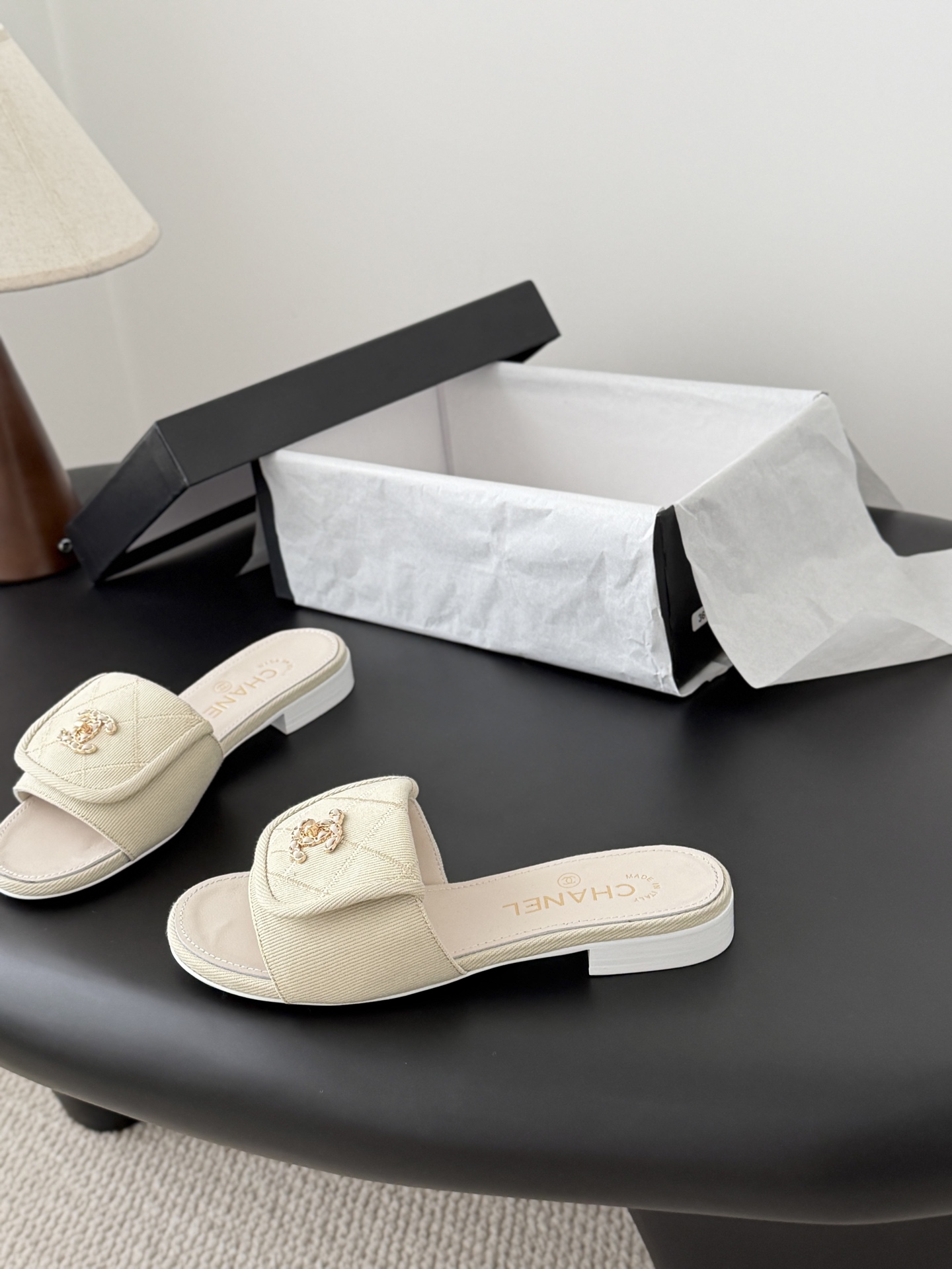 Chanel 26C新款书包扣拖鞋回归的经典书包扣设计 特别Vintage 复古味十足乐福鞋也长到了审美