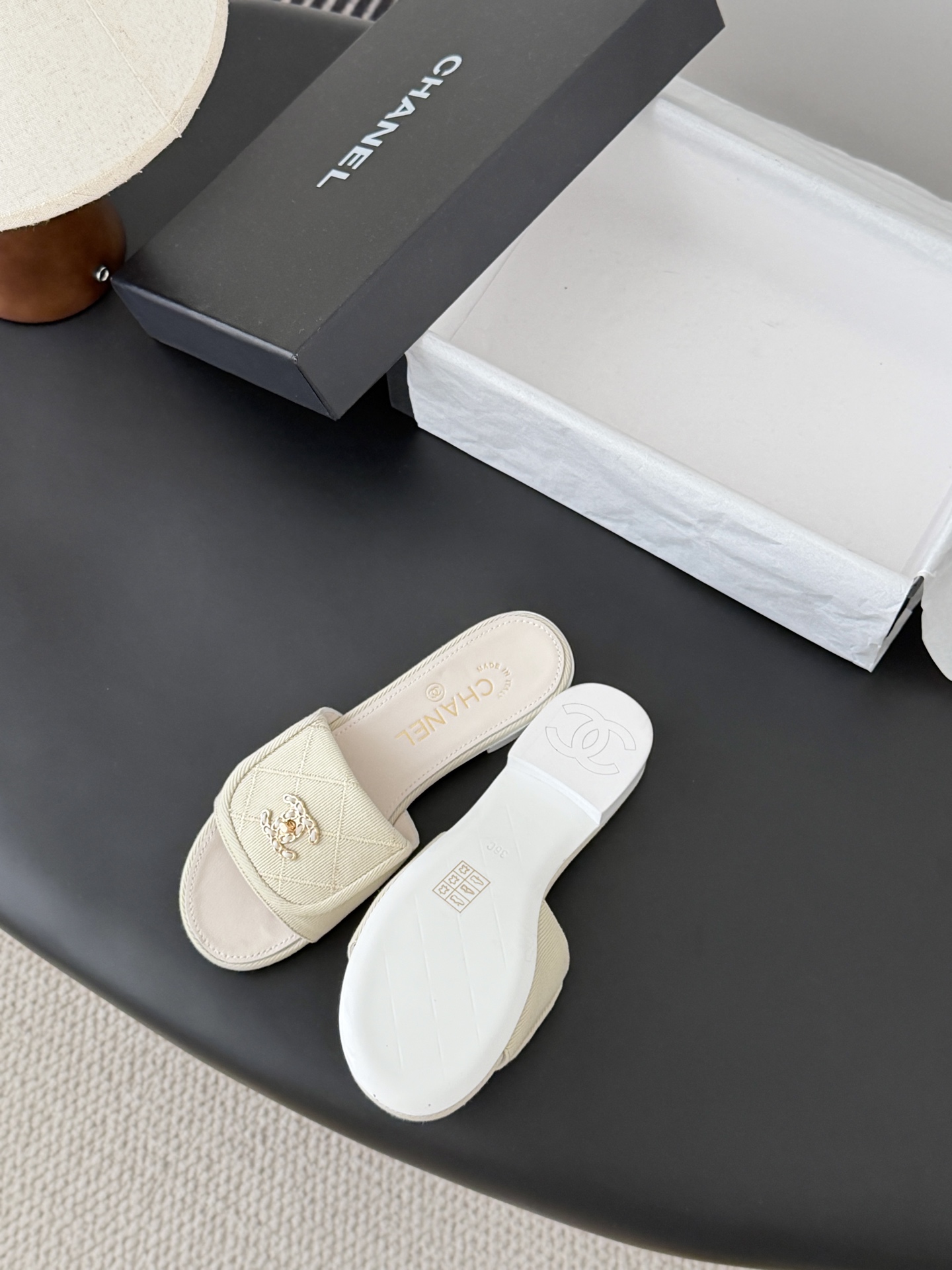 Chanel 26C新款书包扣拖鞋回归的经典书包扣设计 特别Vintage 复古味十足乐福鞋也长到了审美