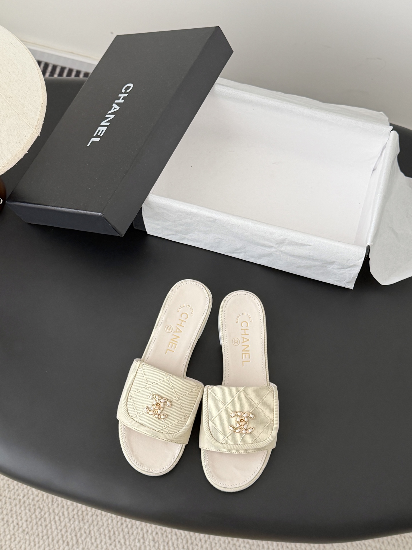 Chanel 26C新款书包扣拖鞋回归的经典书包扣设计 特别Vintage 复古味十足乐福鞋也长到了审美