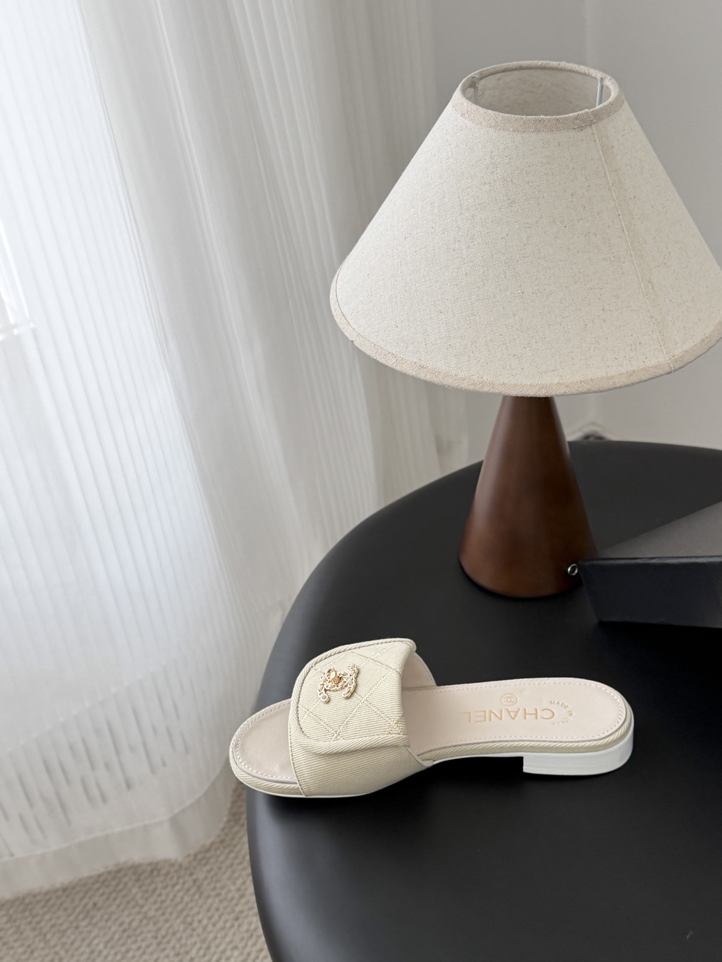 Chanel 26C新款书包扣拖鞋回归的经典书包扣设计 特别Vintage 复古味十足乐福鞋也长到了审美