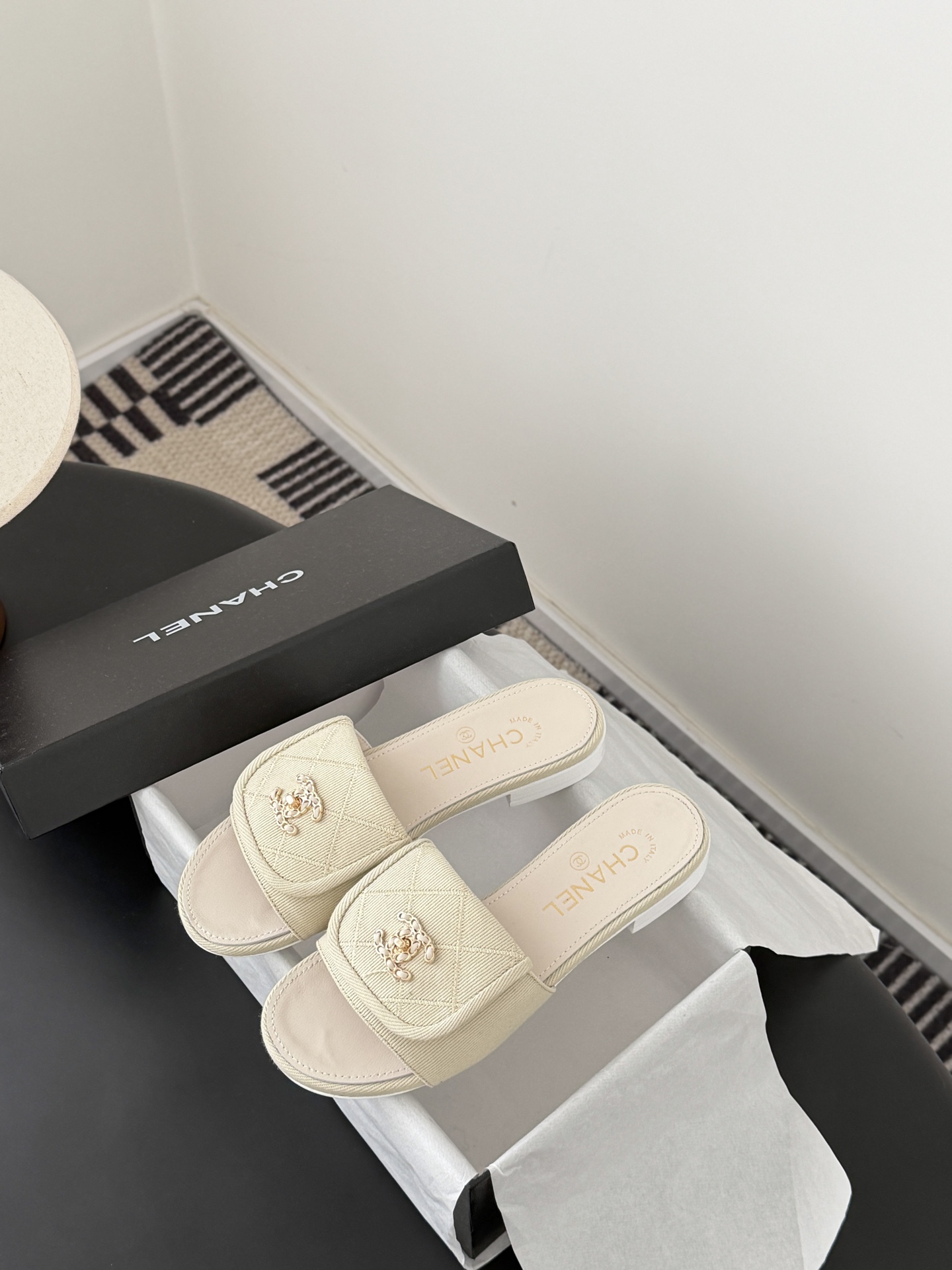 Chanel 26C新款书包扣拖鞋回归的经典书包扣设计 特别Vintage 复古味十足乐福鞋也长到了审美