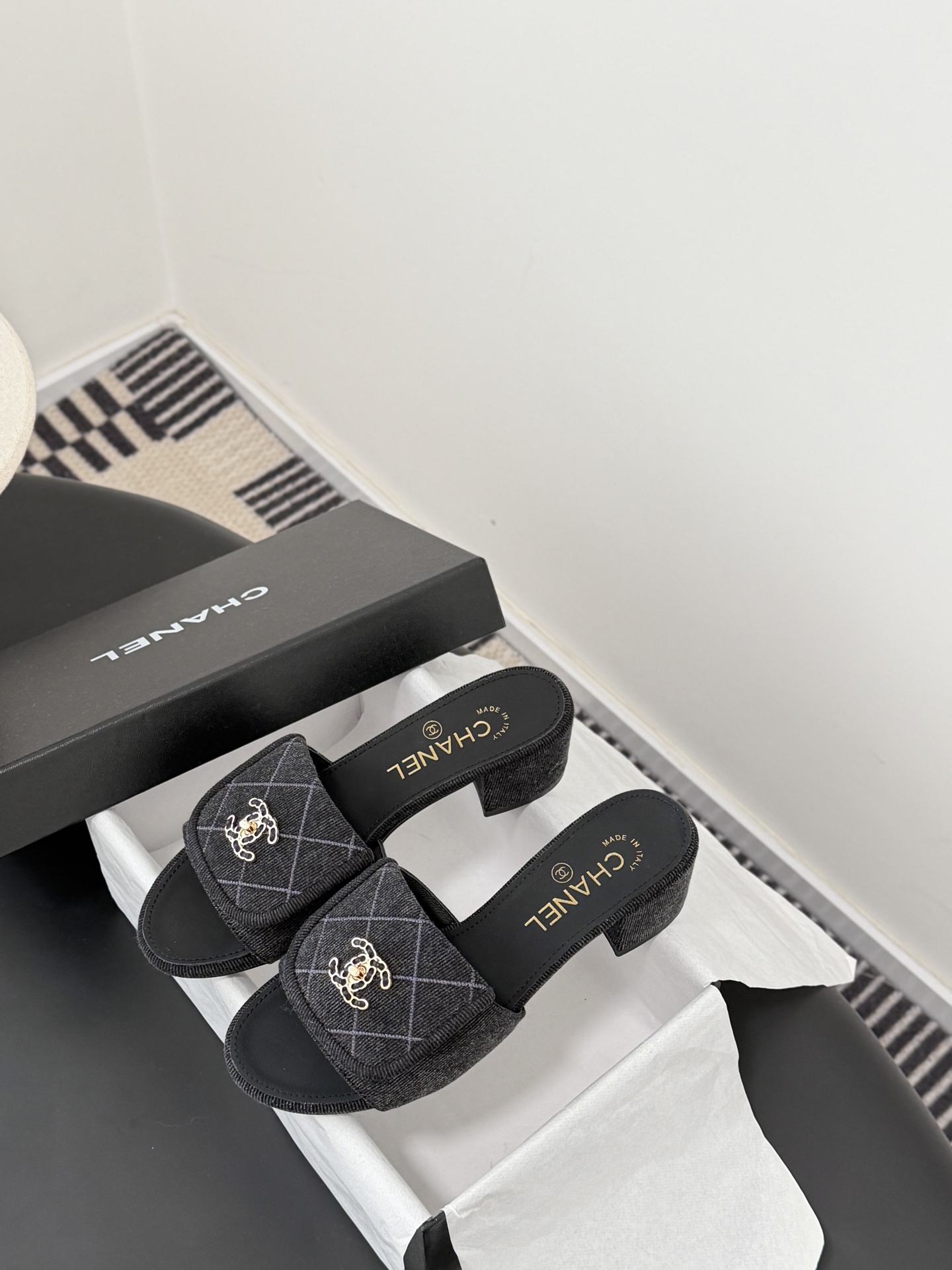 Chanel 26C新款书包扣拖鞋回归的经典书包扣设计 特别Vintage 复古味十足乐福鞋也长到了审美