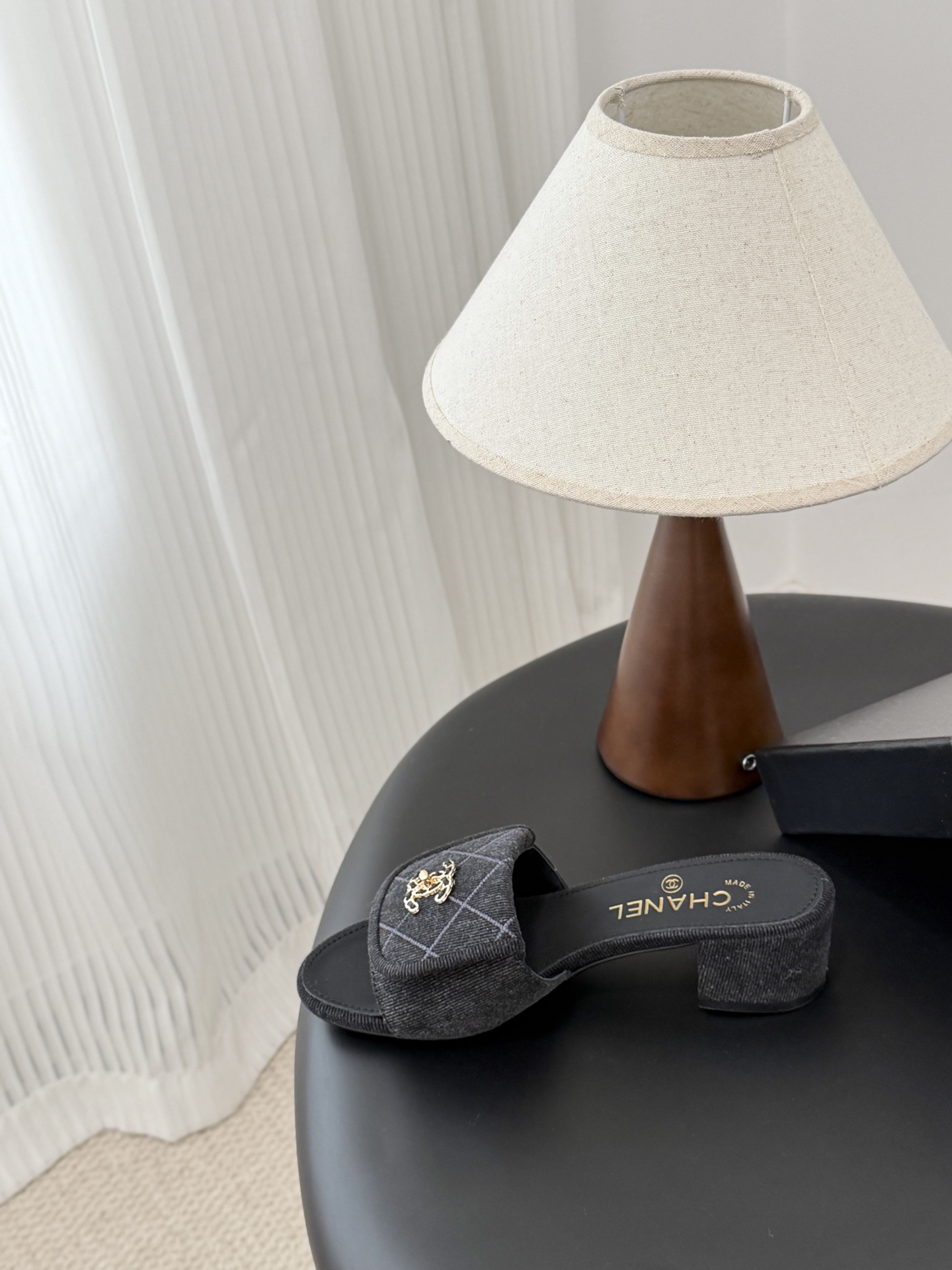 Chanel 26C新款书包扣拖鞋回归的经典书包扣设计 特别Vintage 复古味十足乐福鞋也长到了审美