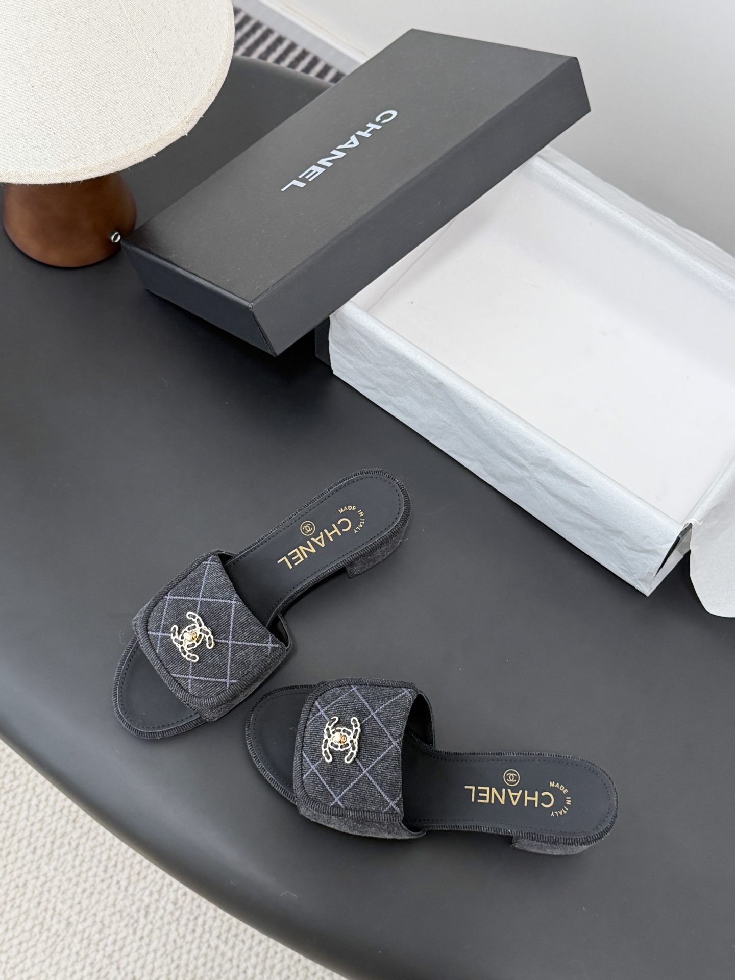 Chanel 26C新款书包扣拖鞋回归的经典书包扣设计 特别Vintage 复古味十足乐福鞋也长到了审美