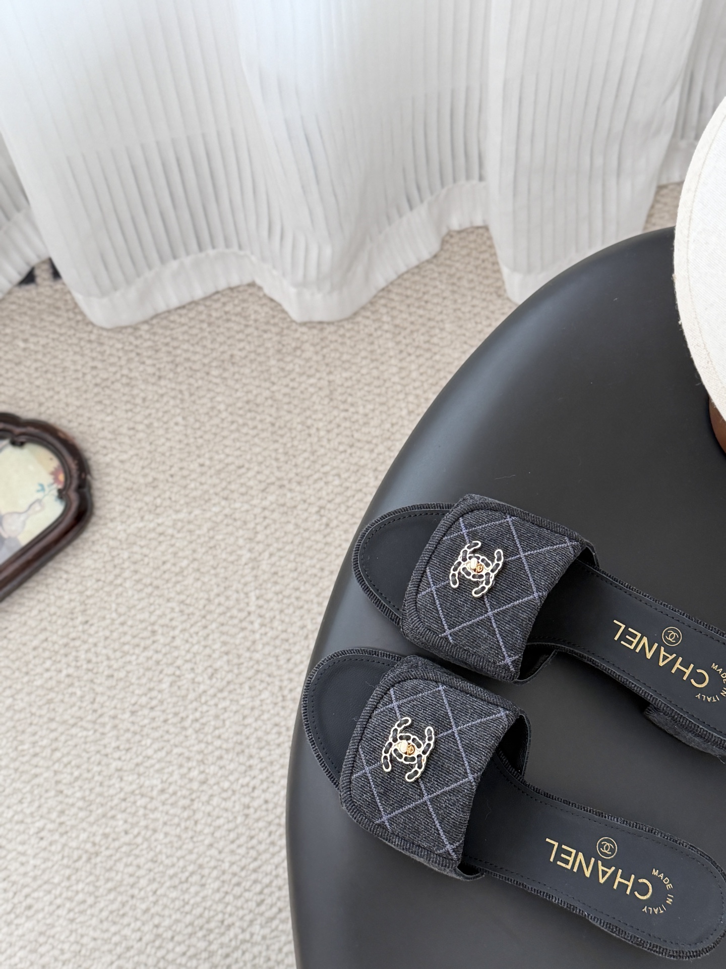 Chanel 26C新款书包扣拖鞋回归的经典书包扣设计 特别Vintage 复古味十足乐福鞋也长到了审美