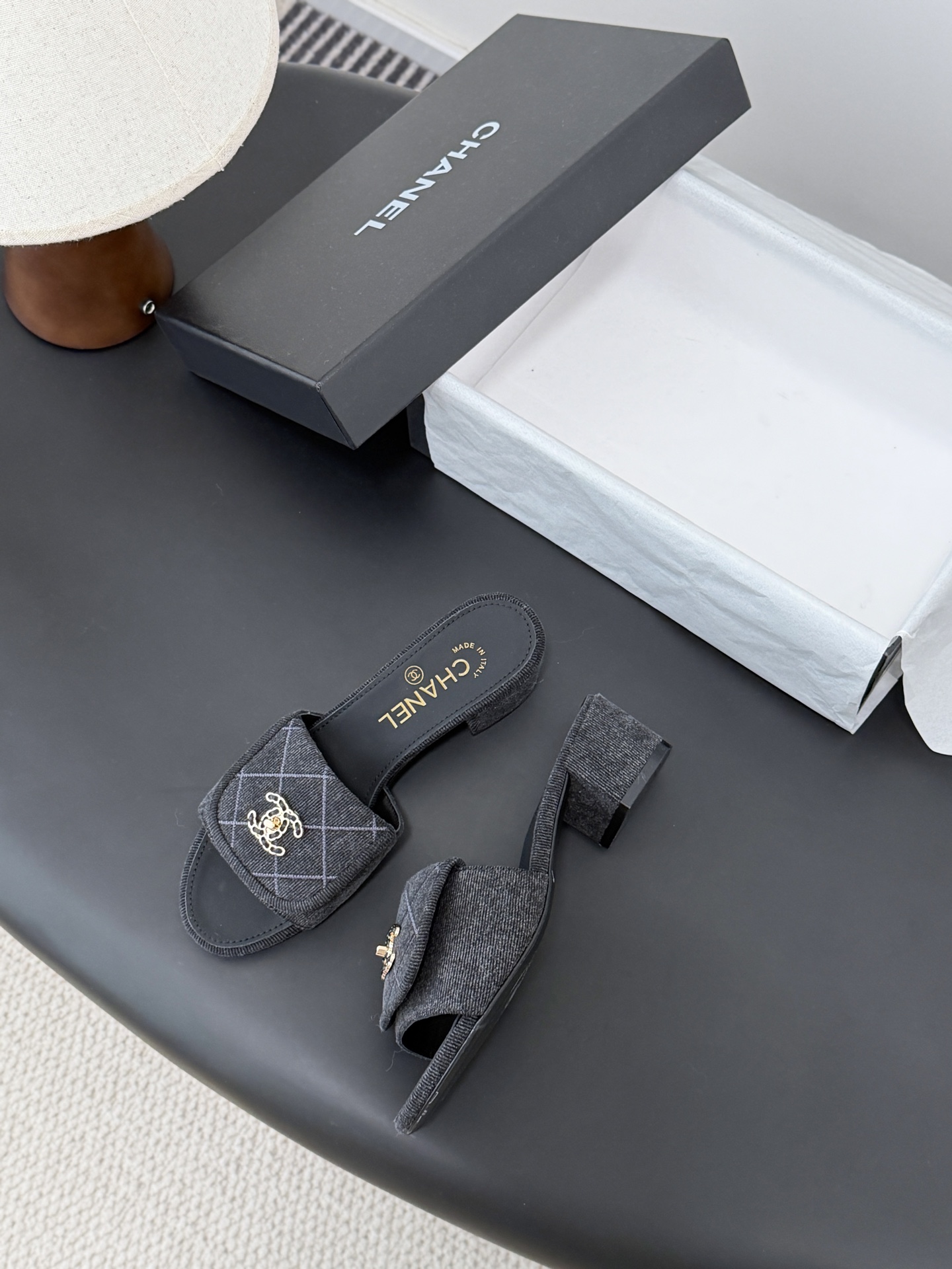 Chanel 26C新款书包扣拖鞋回归的经典书包扣设计 特别Vintage 复古味十足乐福鞋也长到了审美