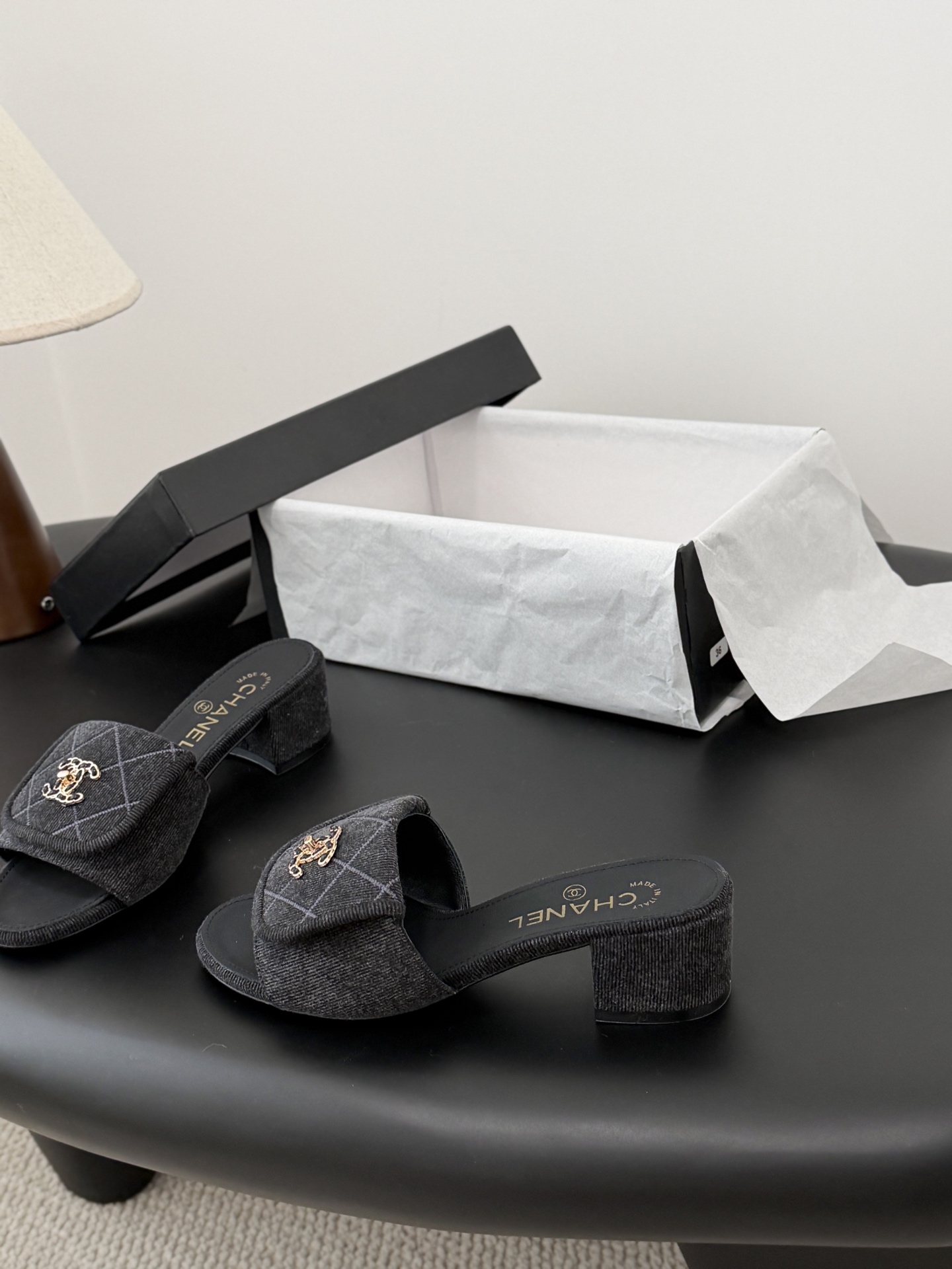 Chanel 26C新款书包扣拖鞋回归的经典书包扣设计 特别Vintage 复古味十足乐福鞋也长到了审美