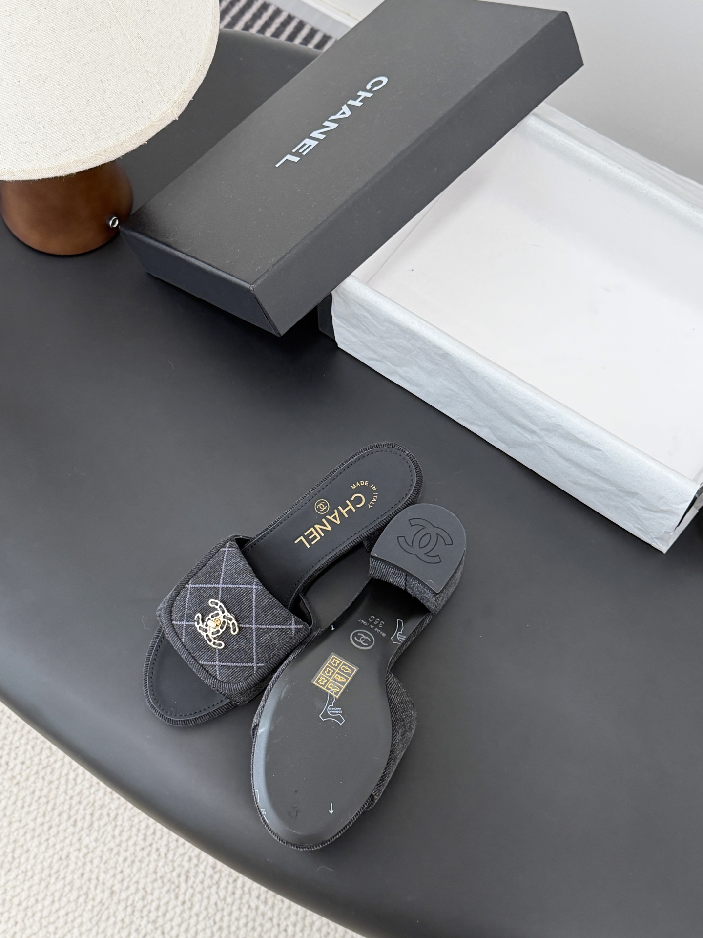 Chanel 26C新款书包扣拖鞋回归的经典书包扣设计 特别Vintage 复古味十足乐福鞋也长到了审美