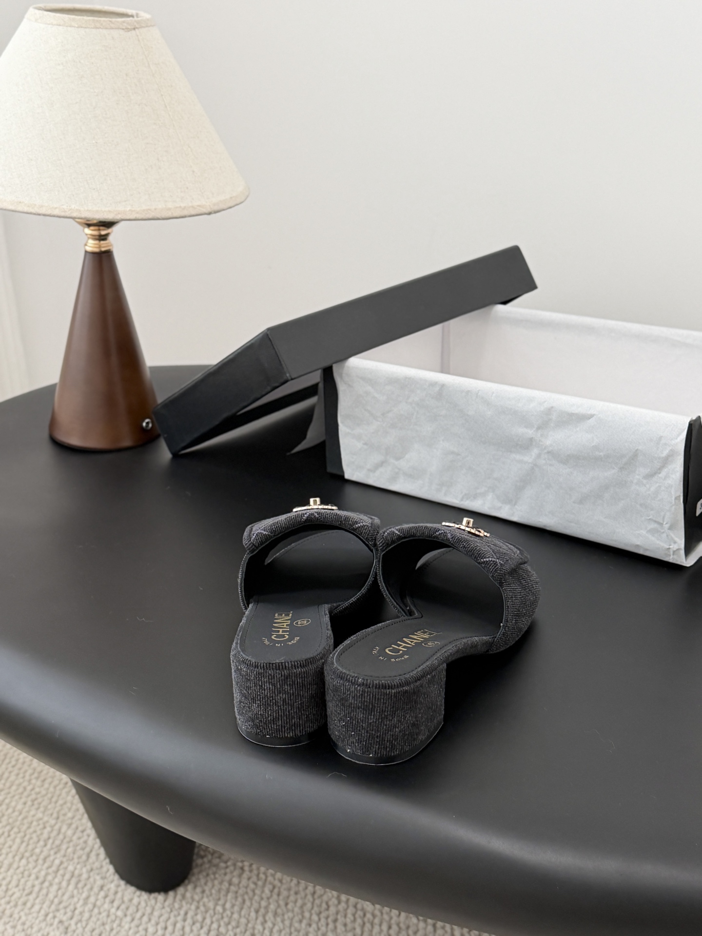 Chanel 26C新款书包扣拖鞋回归的经典书包扣设计 特别Vintage 复古味十足乐福鞋也长到了审美