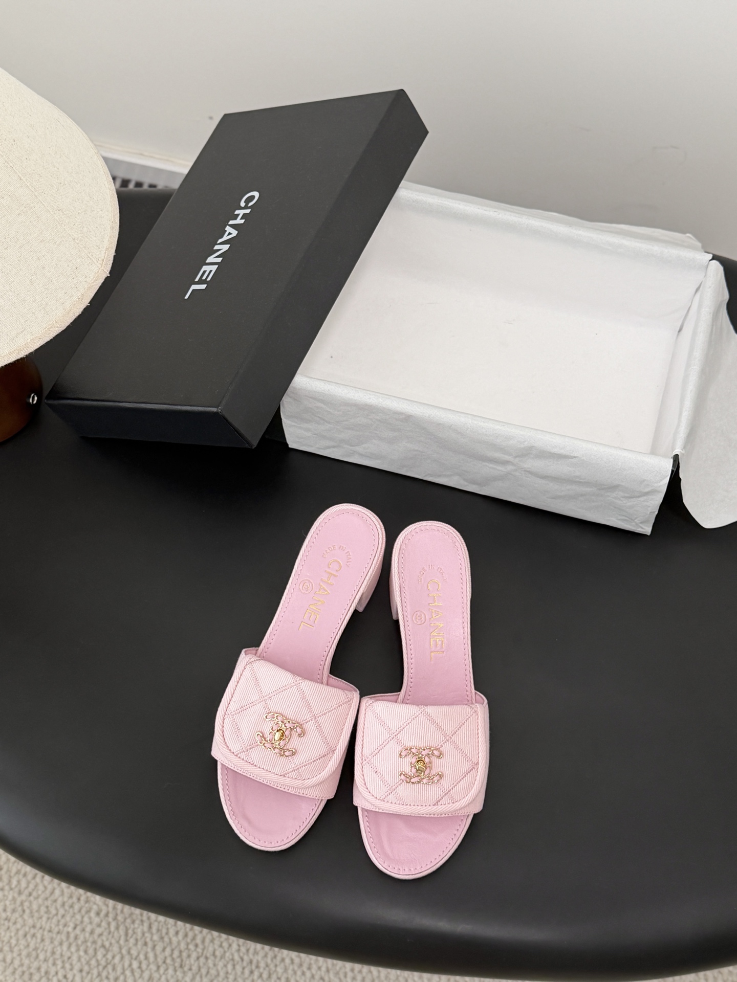 Chanel 26C新款书包扣拖鞋回归的经典书包扣设计 特别Vintage 复古味十足乐福鞋也长到了审美