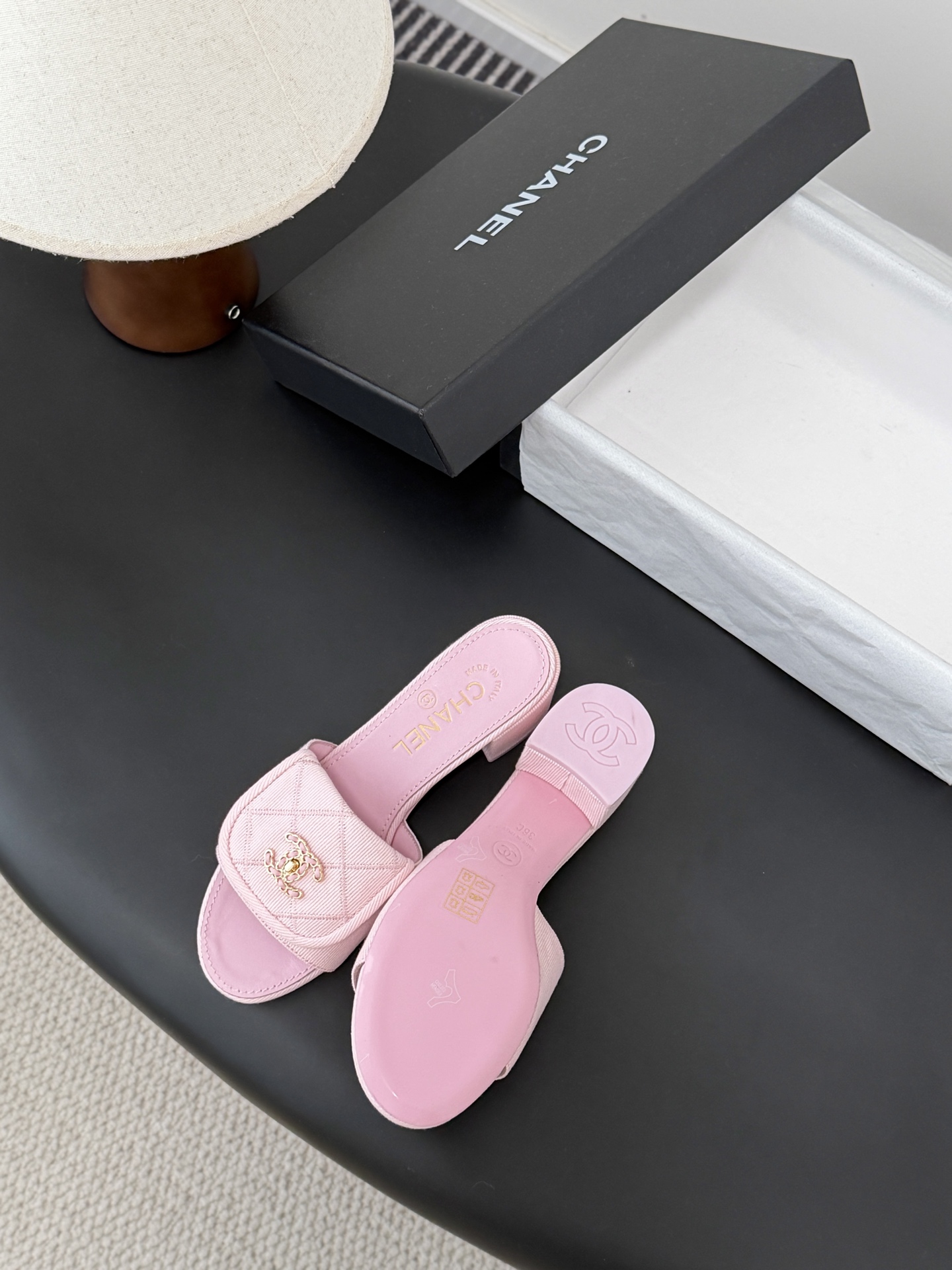 Chanel 26C新款书包扣拖鞋回归的经典书包扣设计 特别Vintage 复古味十足乐福鞋也长到了审美
