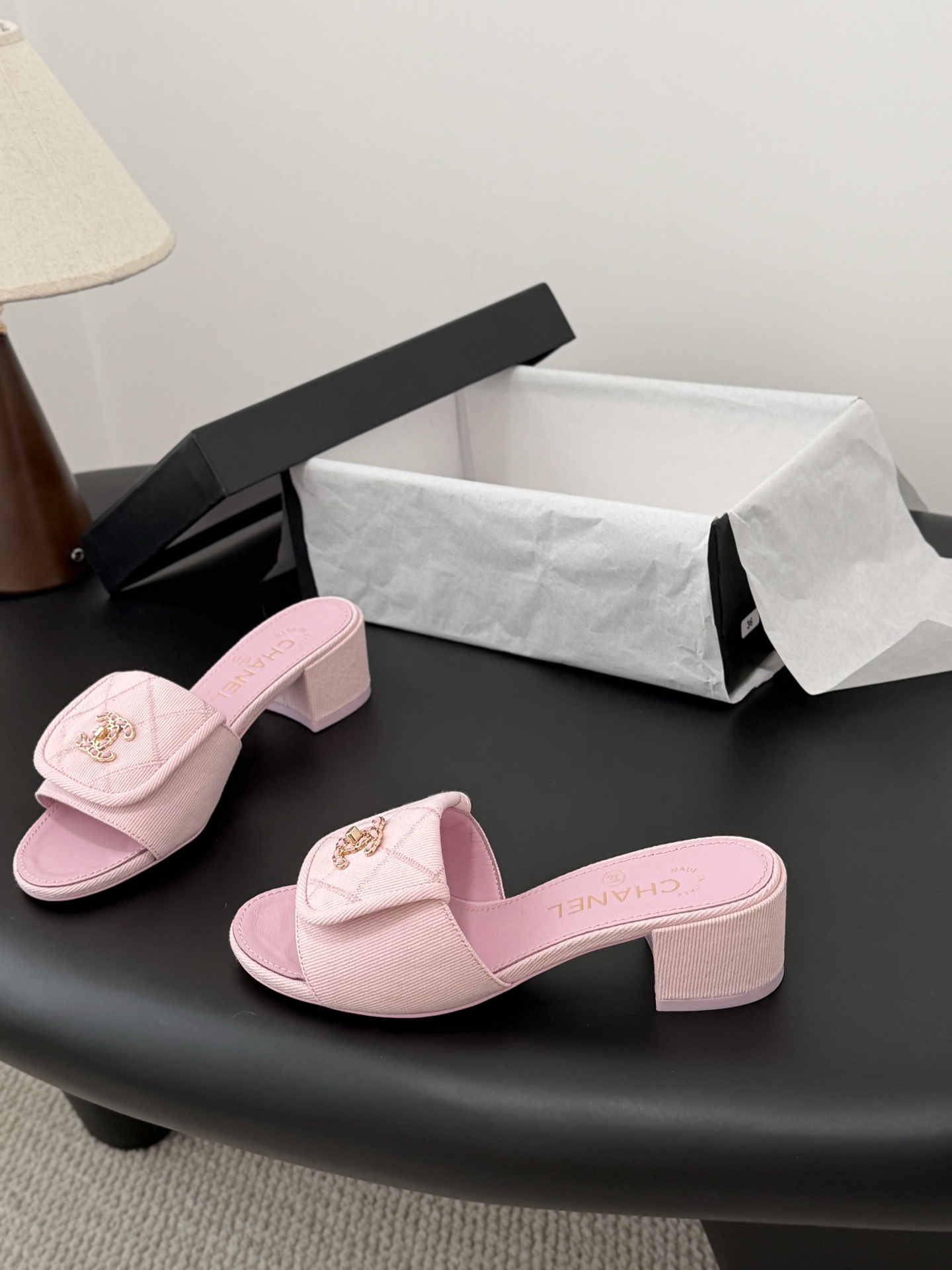 Chanel 26C新款书包扣拖鞋回归的经典书包扣设计 特别Vintage 复古味十足乐福鞋也长到了审美