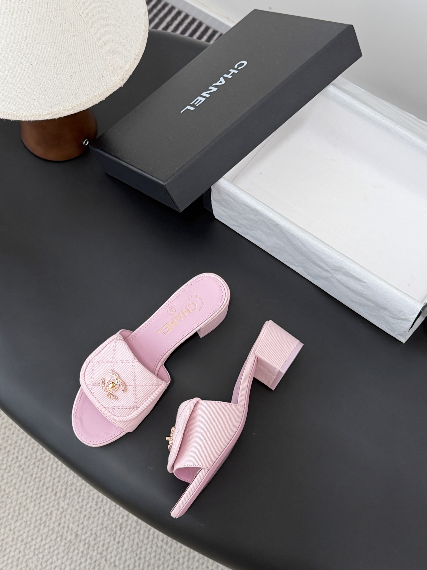 Chanel 26C新款书包扣拖鞋回归的经典书包扣设计 特别Vintage 复古味十足乐福鞋也长到了审美