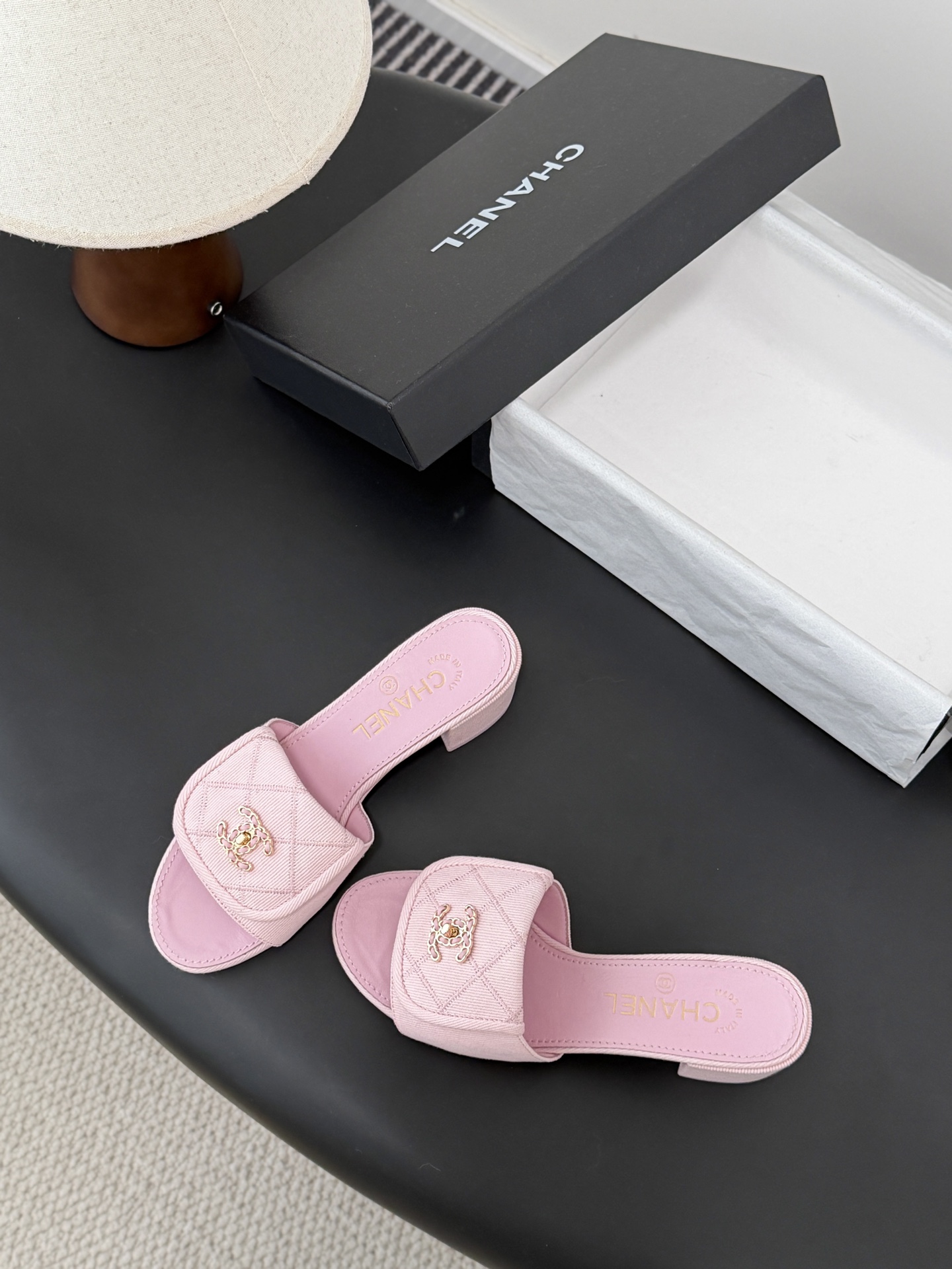 Chanel 26C新款书包扣拖鞋回归的经典书包扣设计 特别Vintage 复古味十足乐福鞋也长到了审美