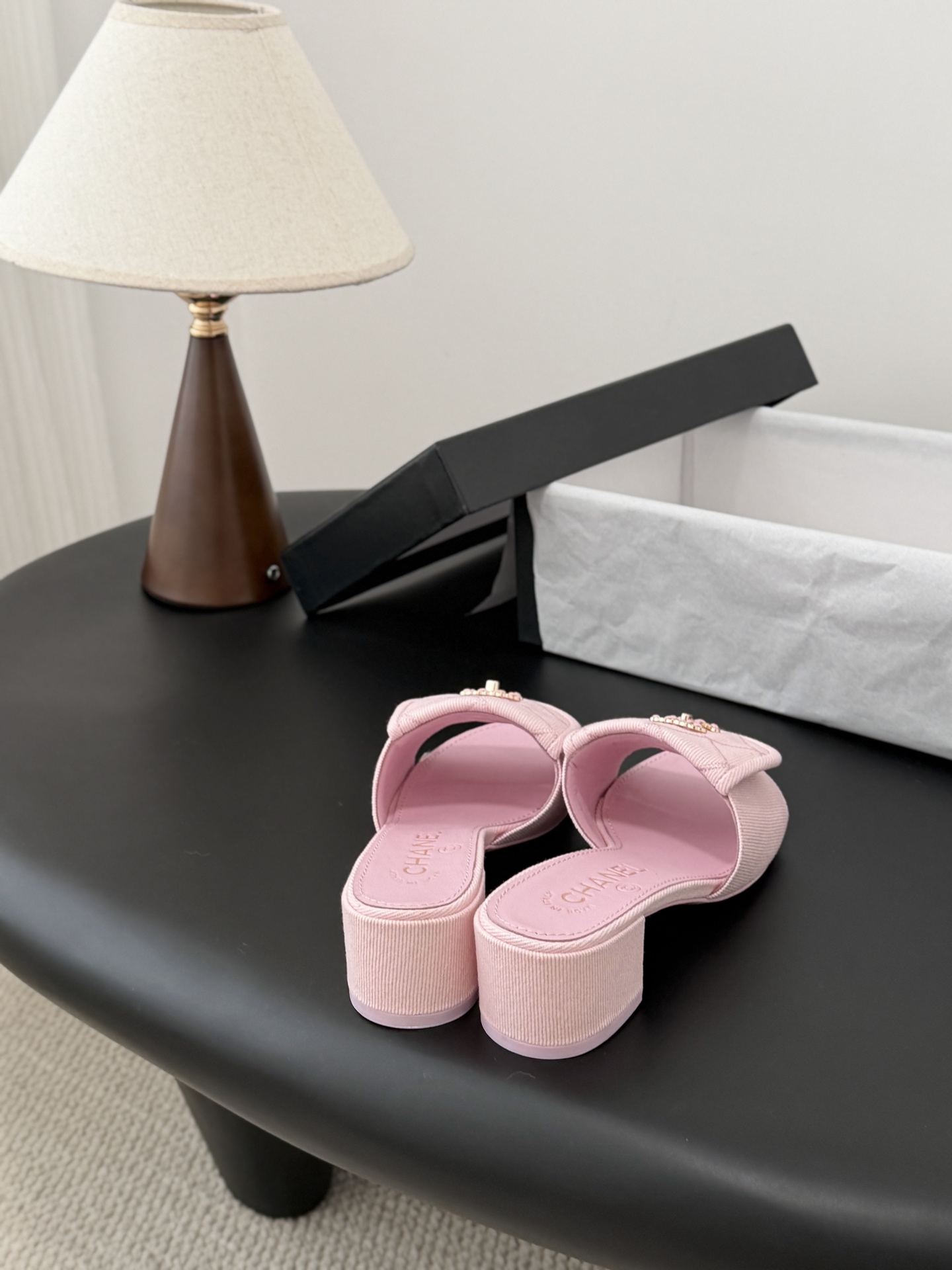 Chanel 26C新款书包扣拖鞋回归的经典书包扣设计 特别Vintage 复古味十足乐福鞋也长到了审美