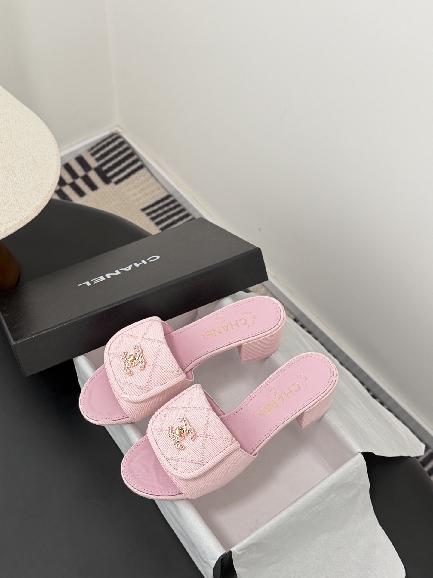 Chanel 26C新款书包扣拖鞋回归的经典书包扣设计 特别Vintage 复古味十足乐福鞋也长到了审美