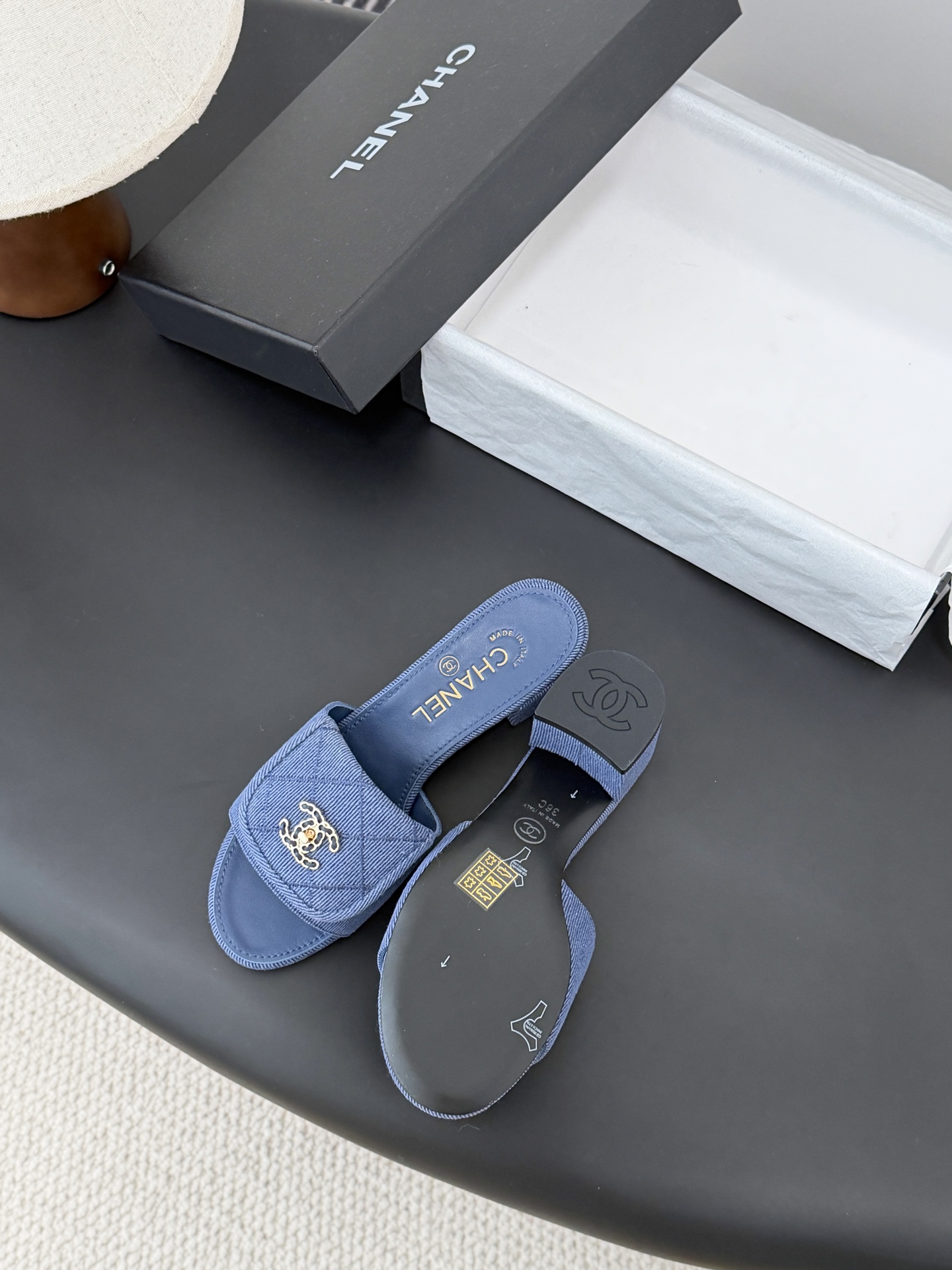 Chanel 26C新款书包扣拖鞋回归的经典书包扣设计 特别Vintage 复古味十足乐福鞋也长到了审美