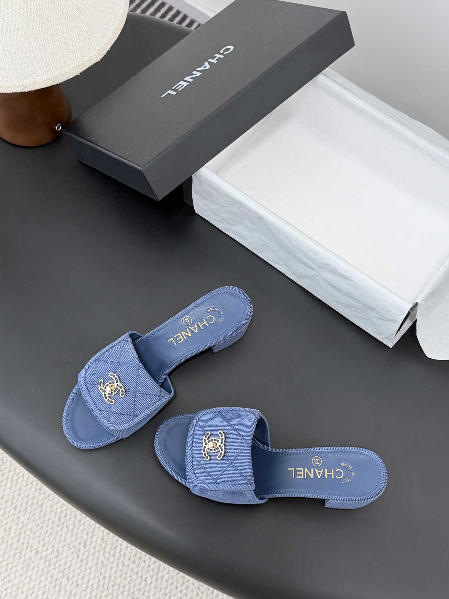 Chanel 26C新款书包扣拖鞋回归的经典书包扣设计 特别Vintage 复古味十足乐福鞋也长到了审美