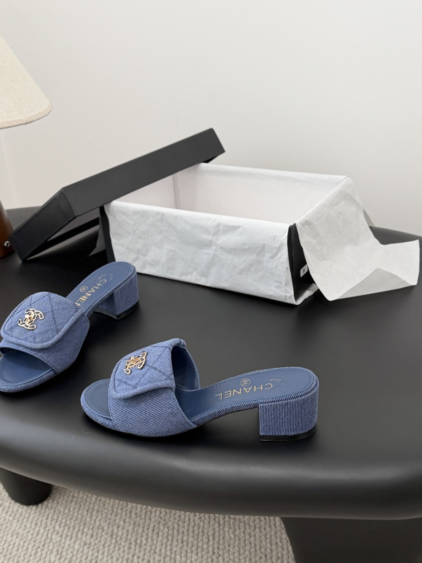Chanel 26C新款书包扣拖鞋回归的经典书包扣设计 特别Vintage 复古味十足乐福鞋也长到了审美