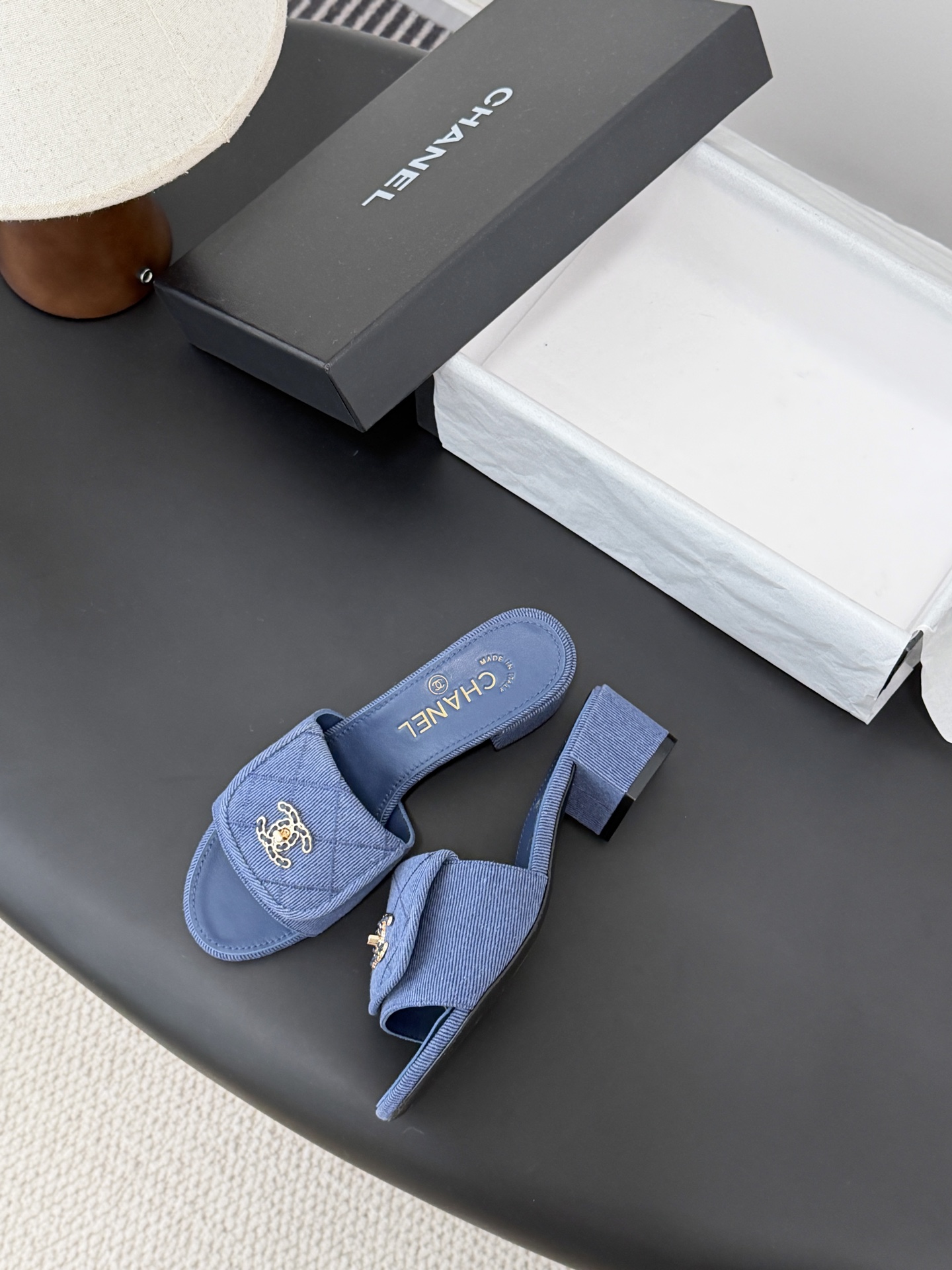 Chanel 26C新款书包扣拖鞋回归的经典书包扣设计 特别Vintage 复古味十足乐福鞋也长到了审美