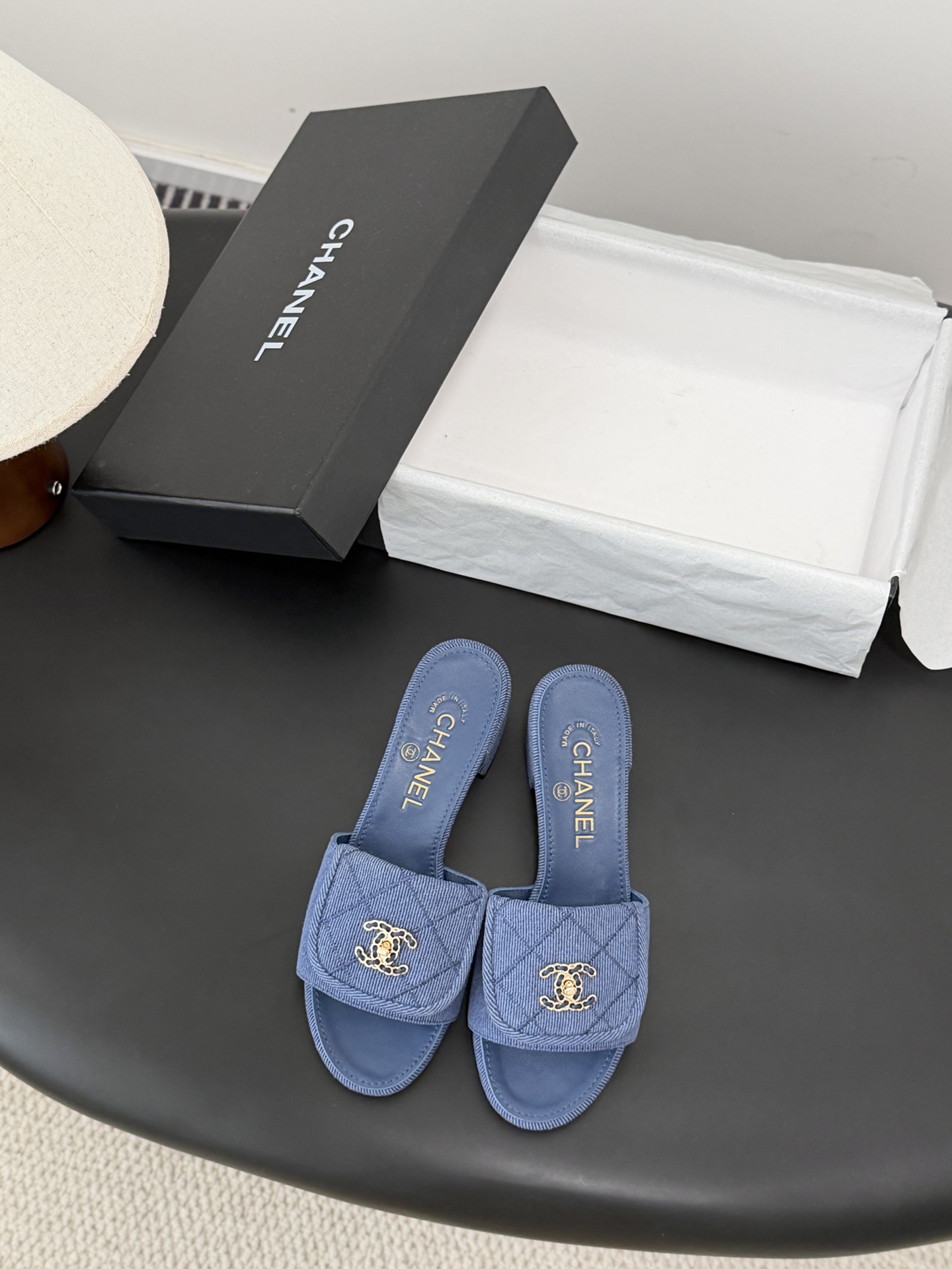 Chanel 26C新款书包扣拖鞋回归的经典书包扣设计 特别Vintage 复古味十足乐福鞋也长到了审美