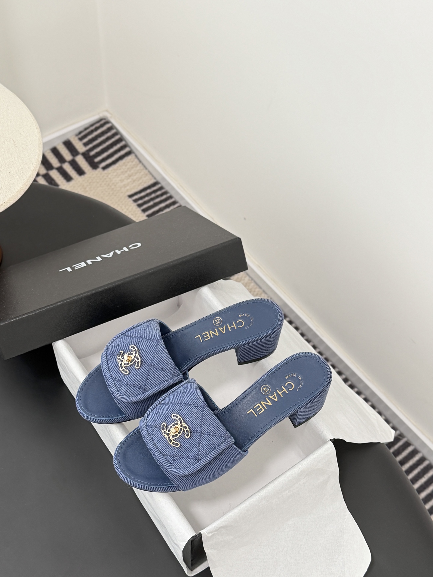 Chanel 26C新款书包扣拖鞋回归的经典书包扣设计 特别Vintage 复古味十足乐福鞋也长到了审美