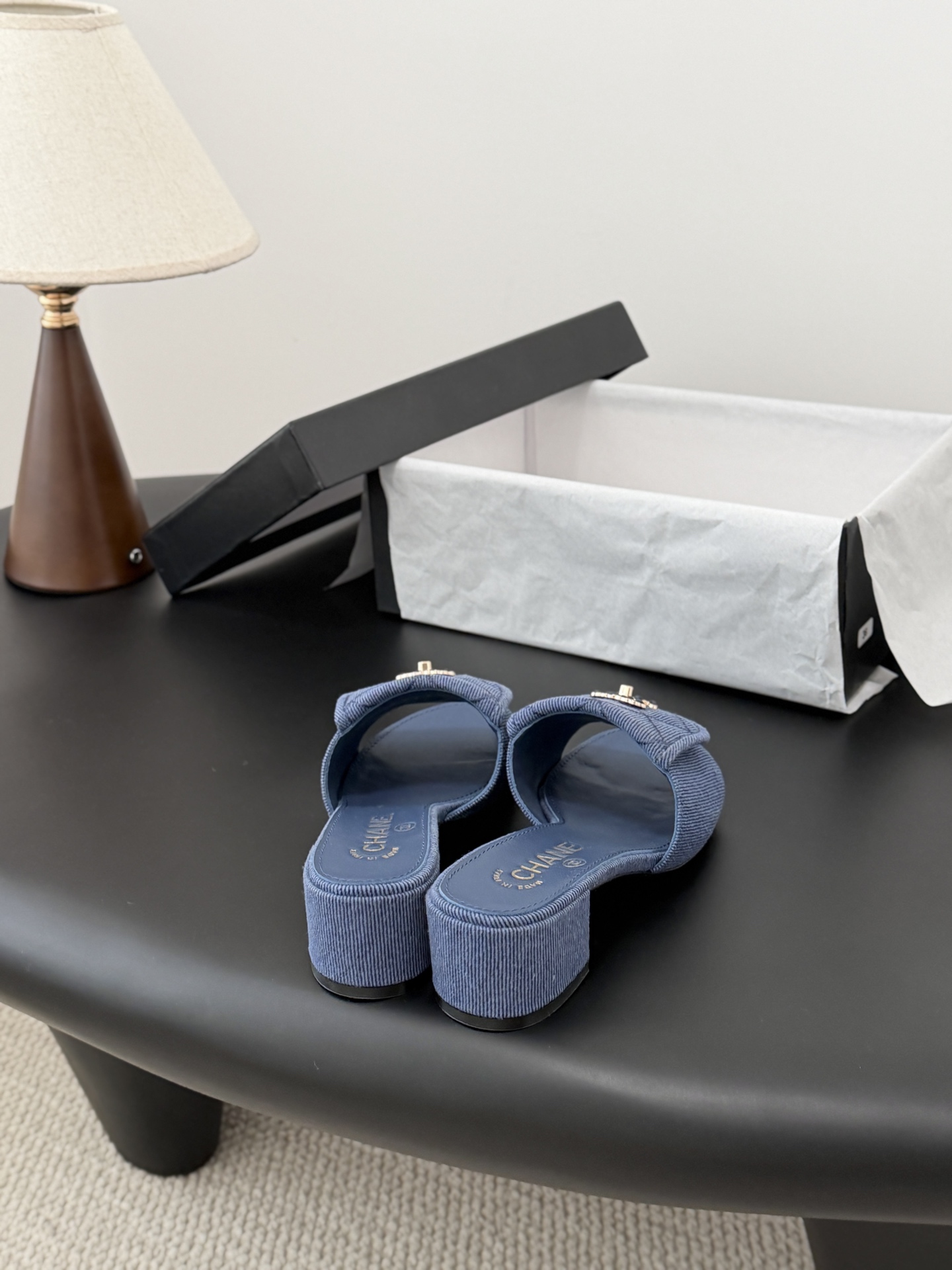 Chanel 26C新款书包扣拖鞋回归的经典书包扣设计 特别Vintage 复古味十足乐福鞋也长到了审美