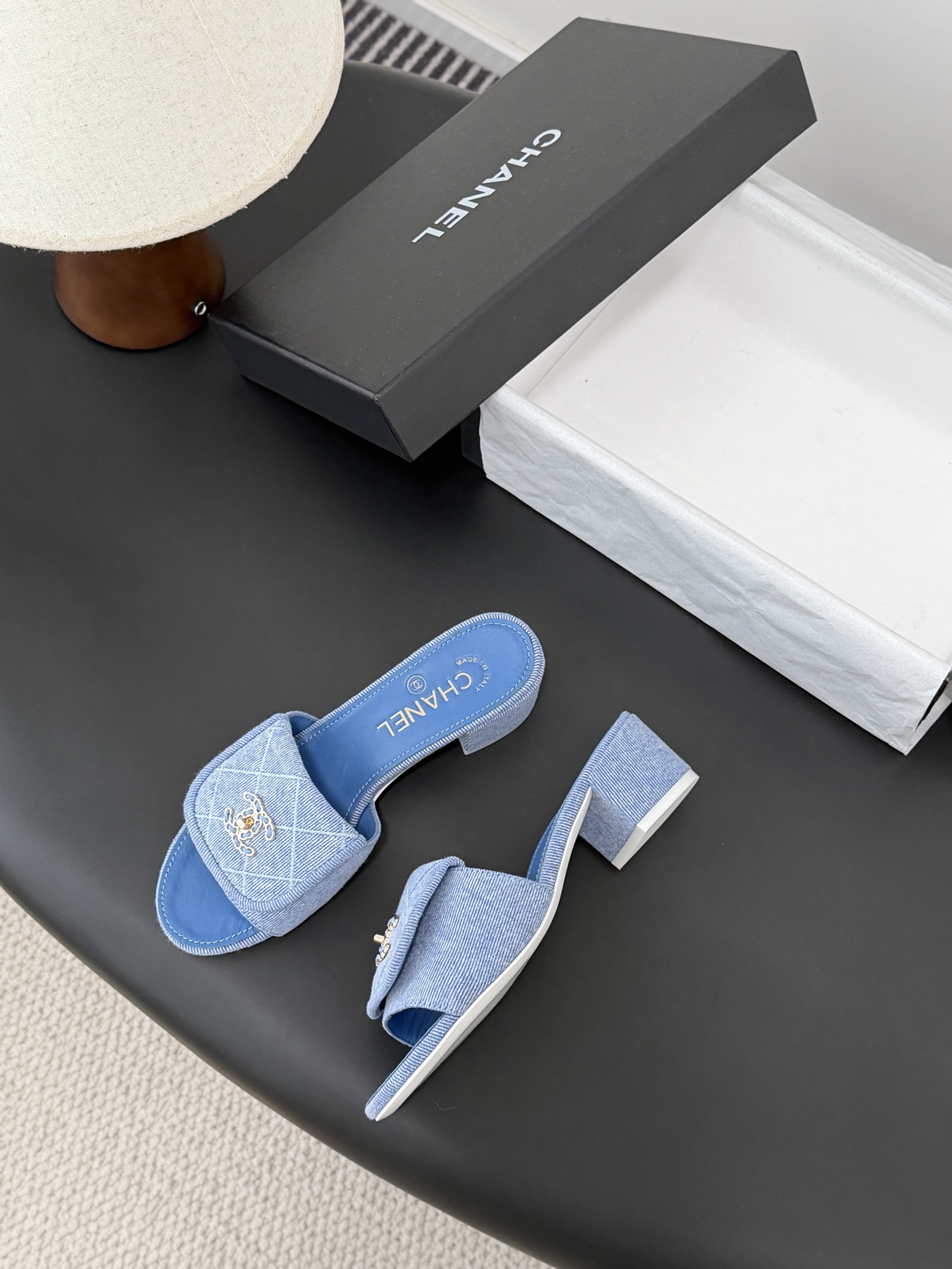 Chanel 26C新款书包扣拖鞋回归的经典书包扣设计 特别Vintage 复古味十足乐福鞋也长到了审美