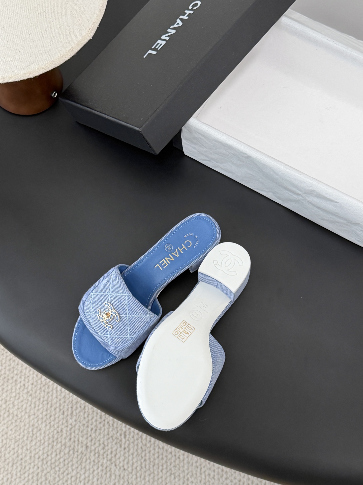 Chanel 26C新款书包扣拖鞋回归的经典书包扣设计 特别Vintage 复古味十足乐福鞋也长到了审美